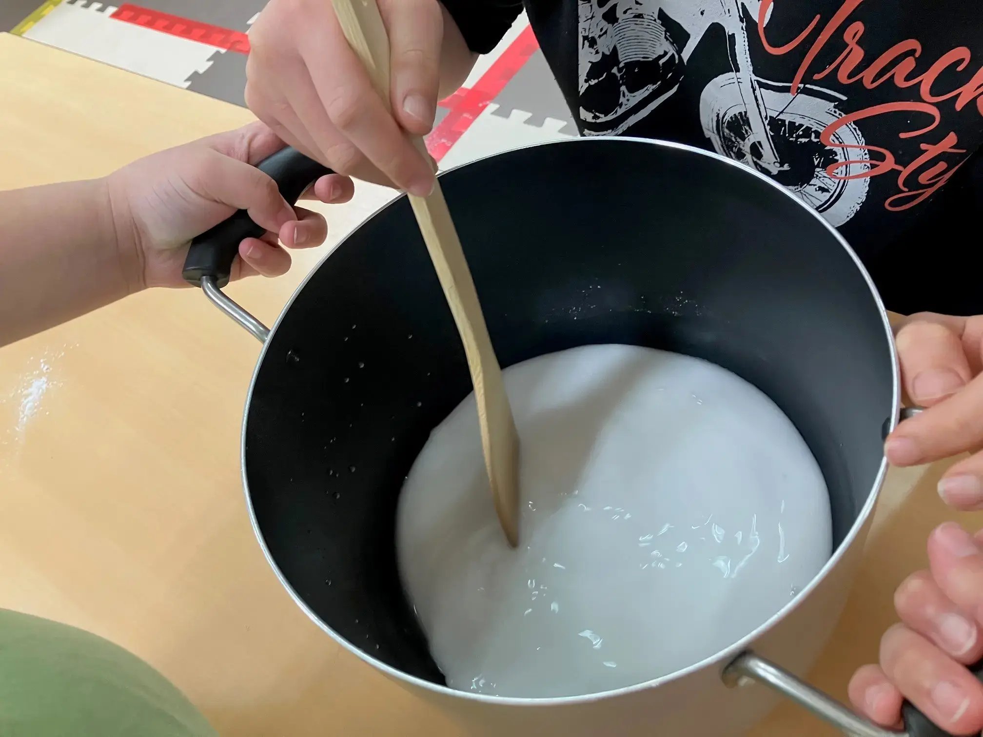 わらび餅風を作る子ども