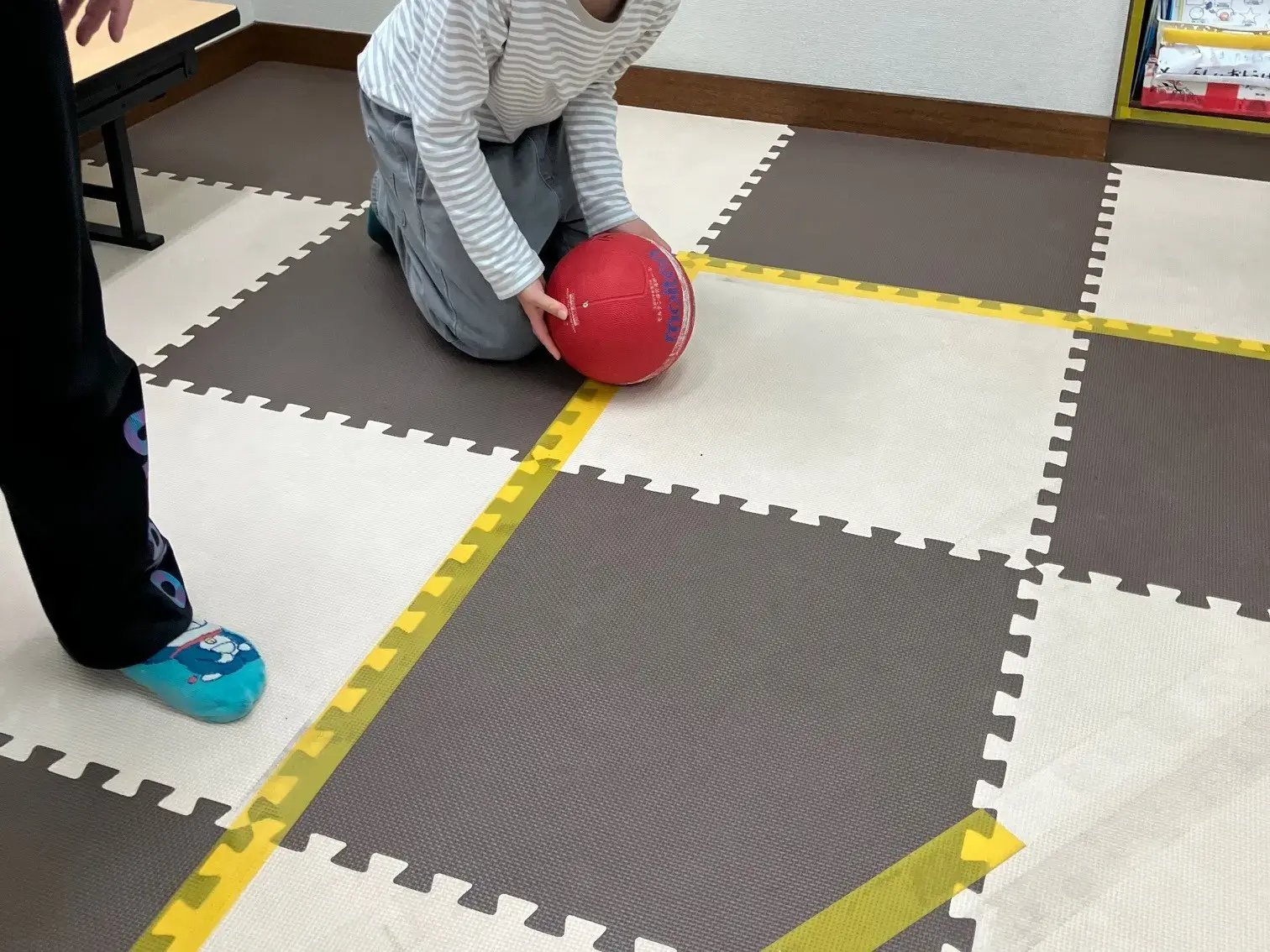 子どもがボールを転がすところ②
