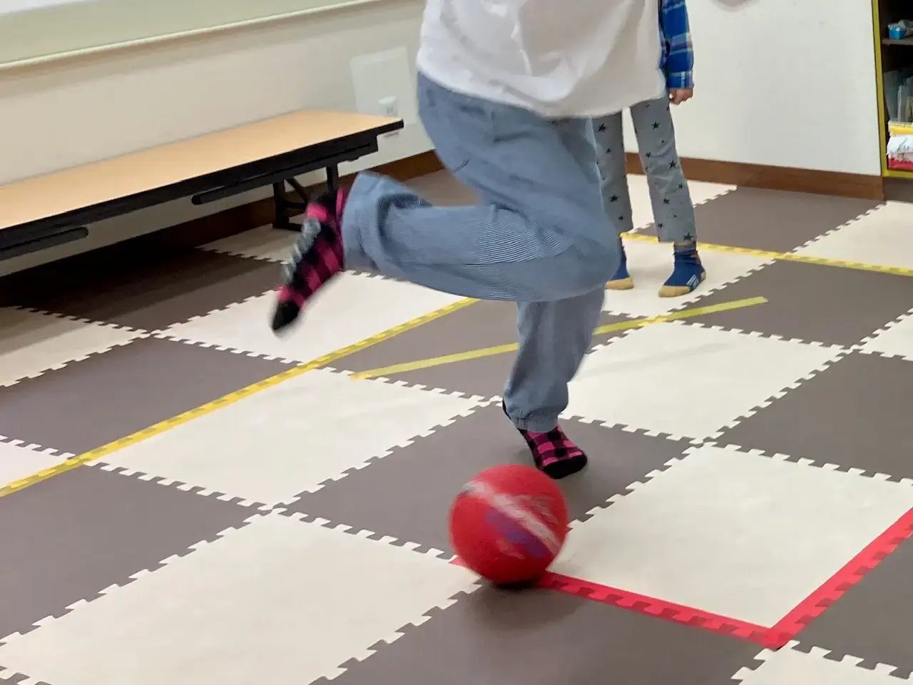 子どもがボールを避けるところ③