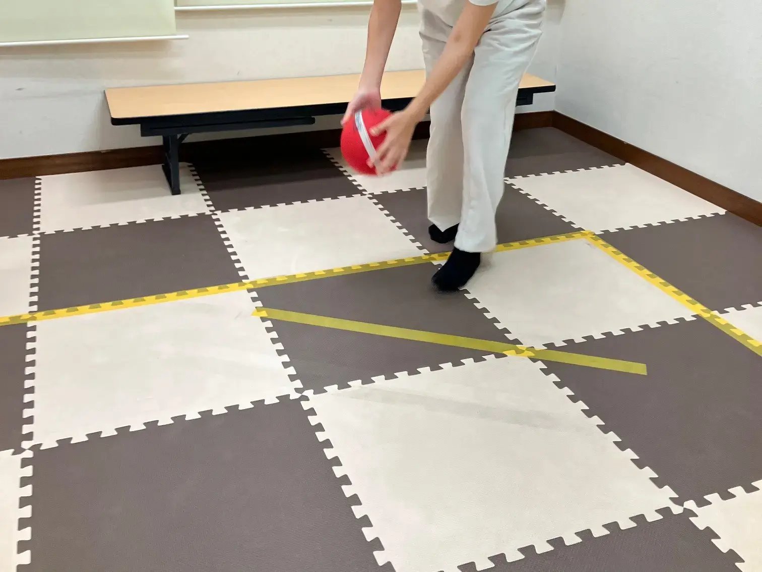 子どもがボールを転がすところ①