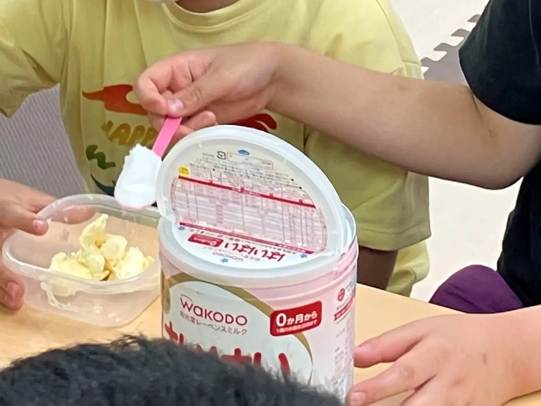 砂糖を容器に入れる様子