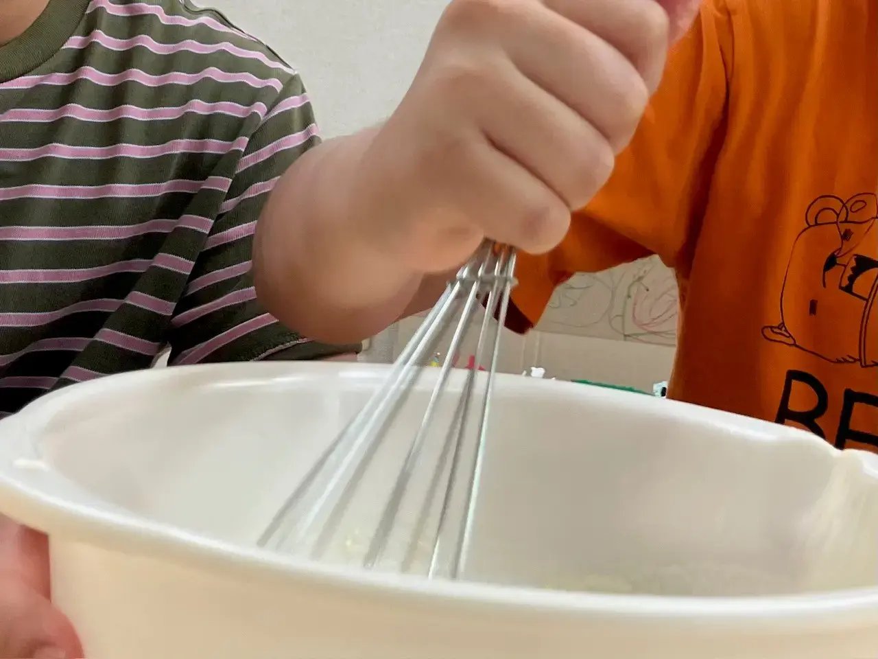 アメリカンドックの生地を作るお子様
