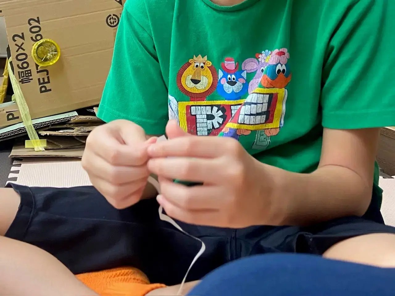 ヨーヨー釣りのこよりを作るお子様