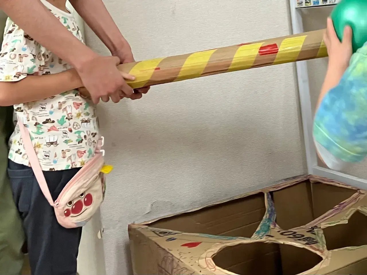 トングボール落としを楽しむお子様