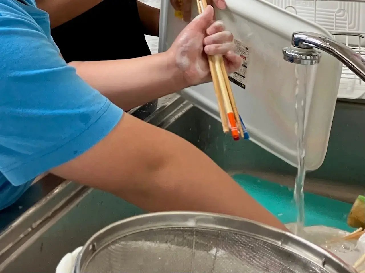 洗い物をするお子様