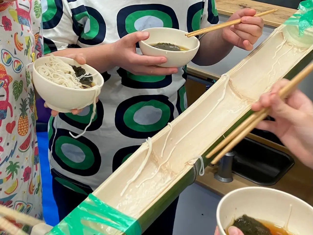 流しそうめんに参加するお子様
