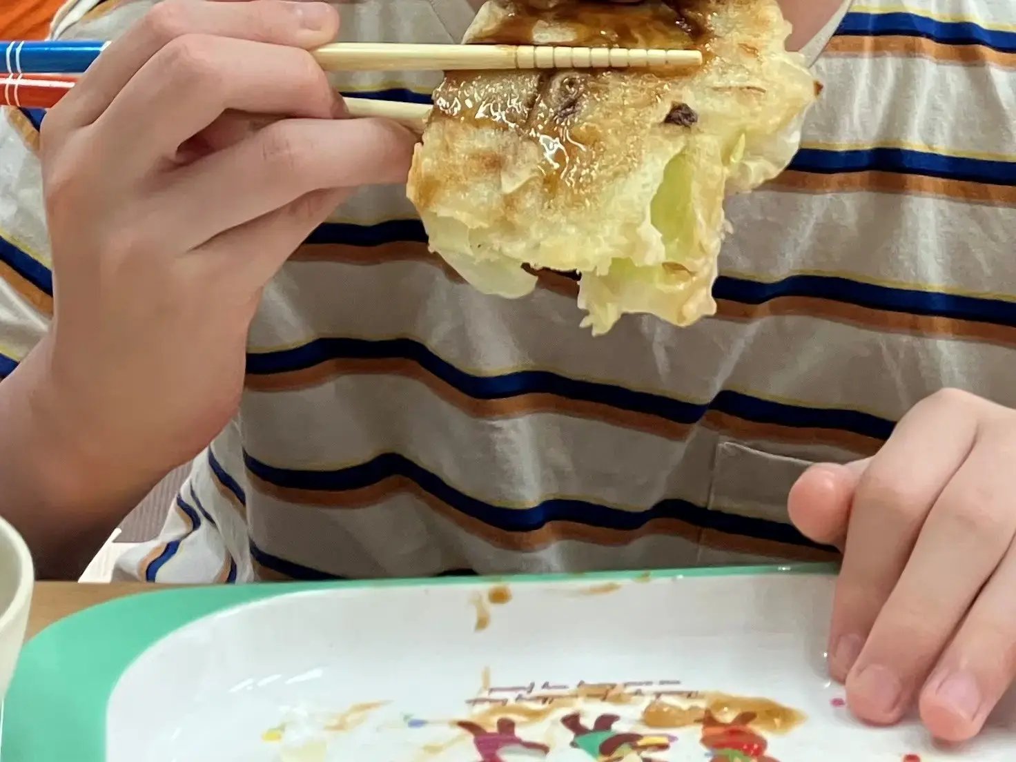 お好み焼きを食べるお子様