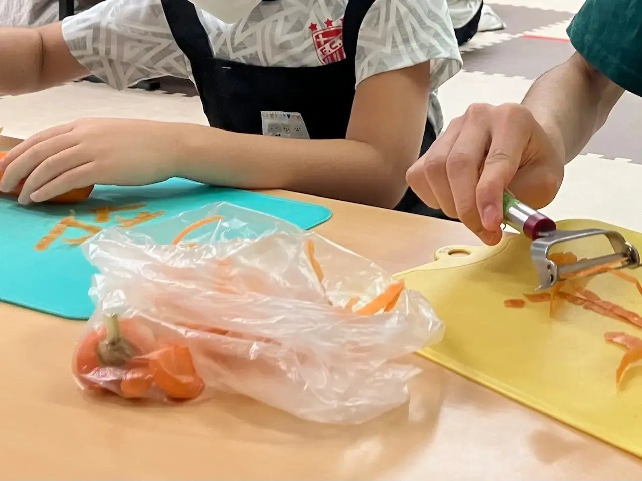 にんじんの皮をむくお子様