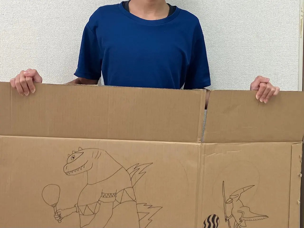 夏祭りで飾る絵を見せてくれているお子様