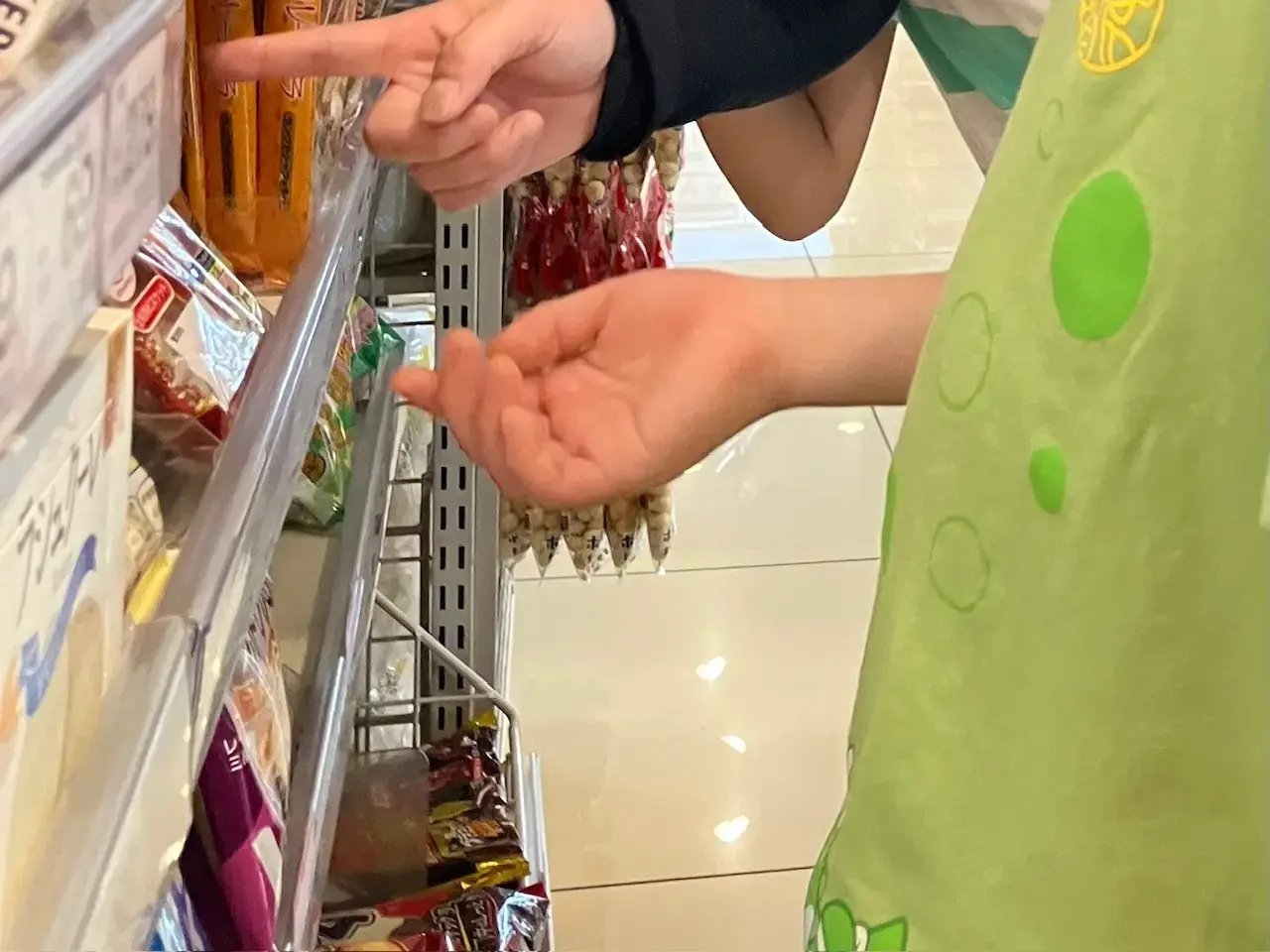 お店で商品を選ぶお子様
