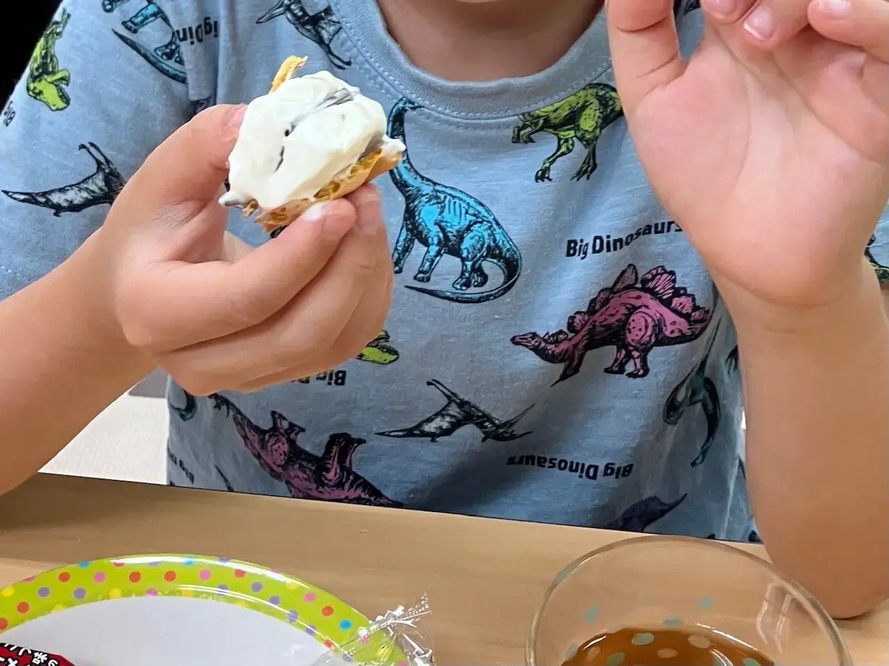 購入したアイスを召し上がるお子様