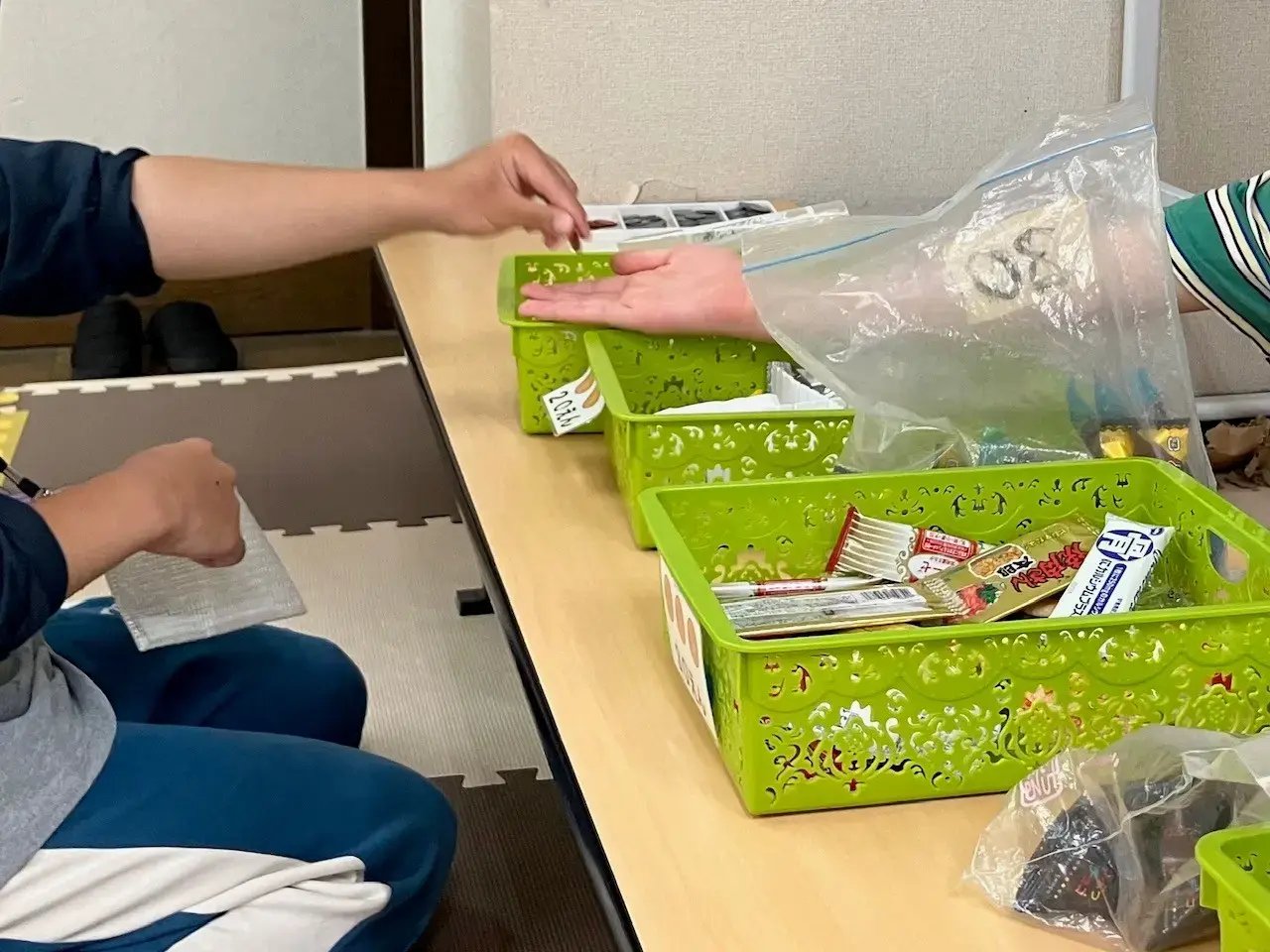 教室内で模擬体験をするお子様①
