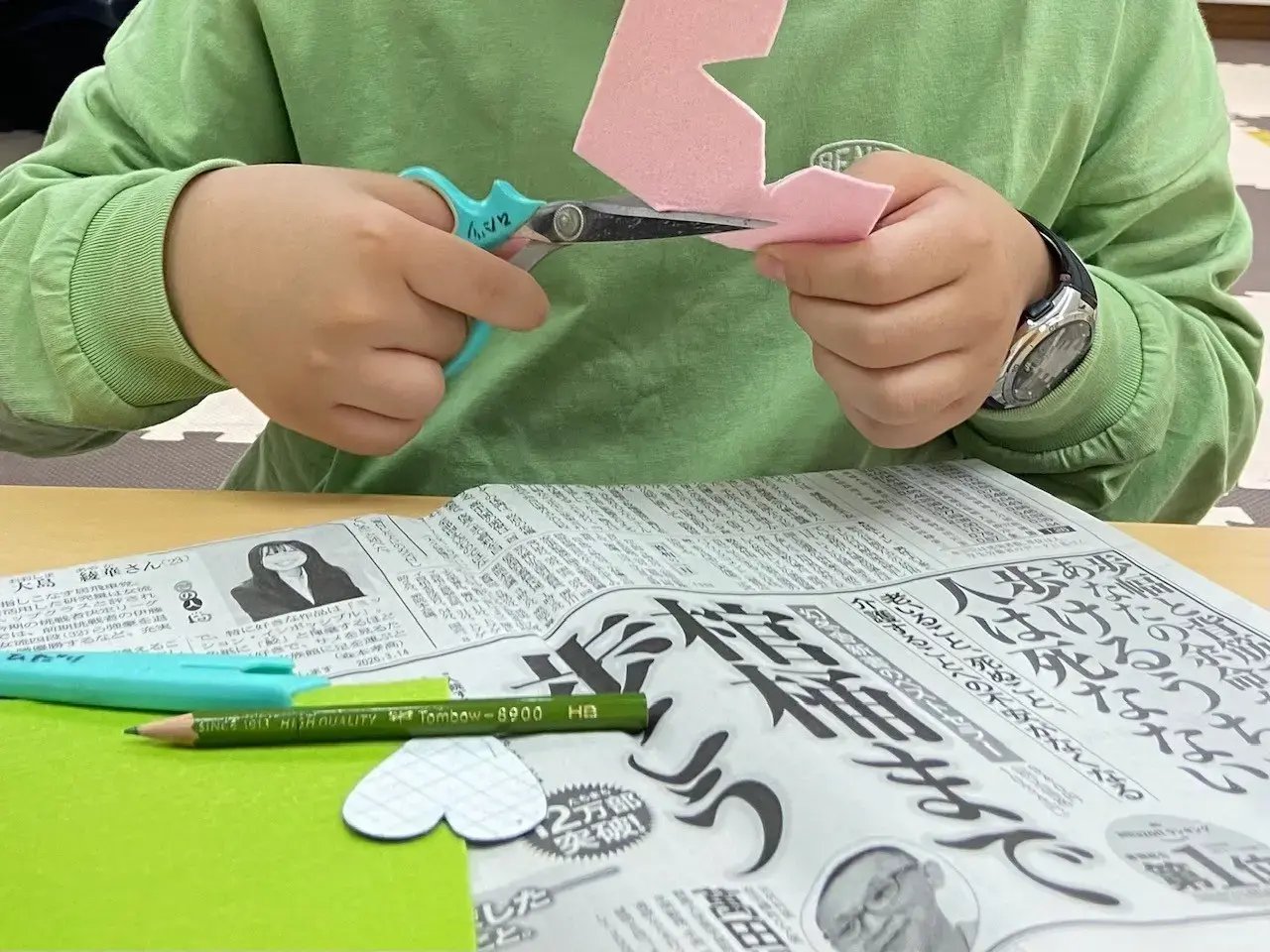 シールフェルトを切る子ども②