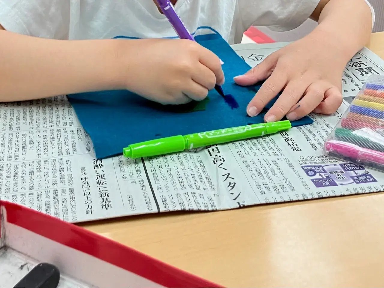 ペンで絵を描く子ども①