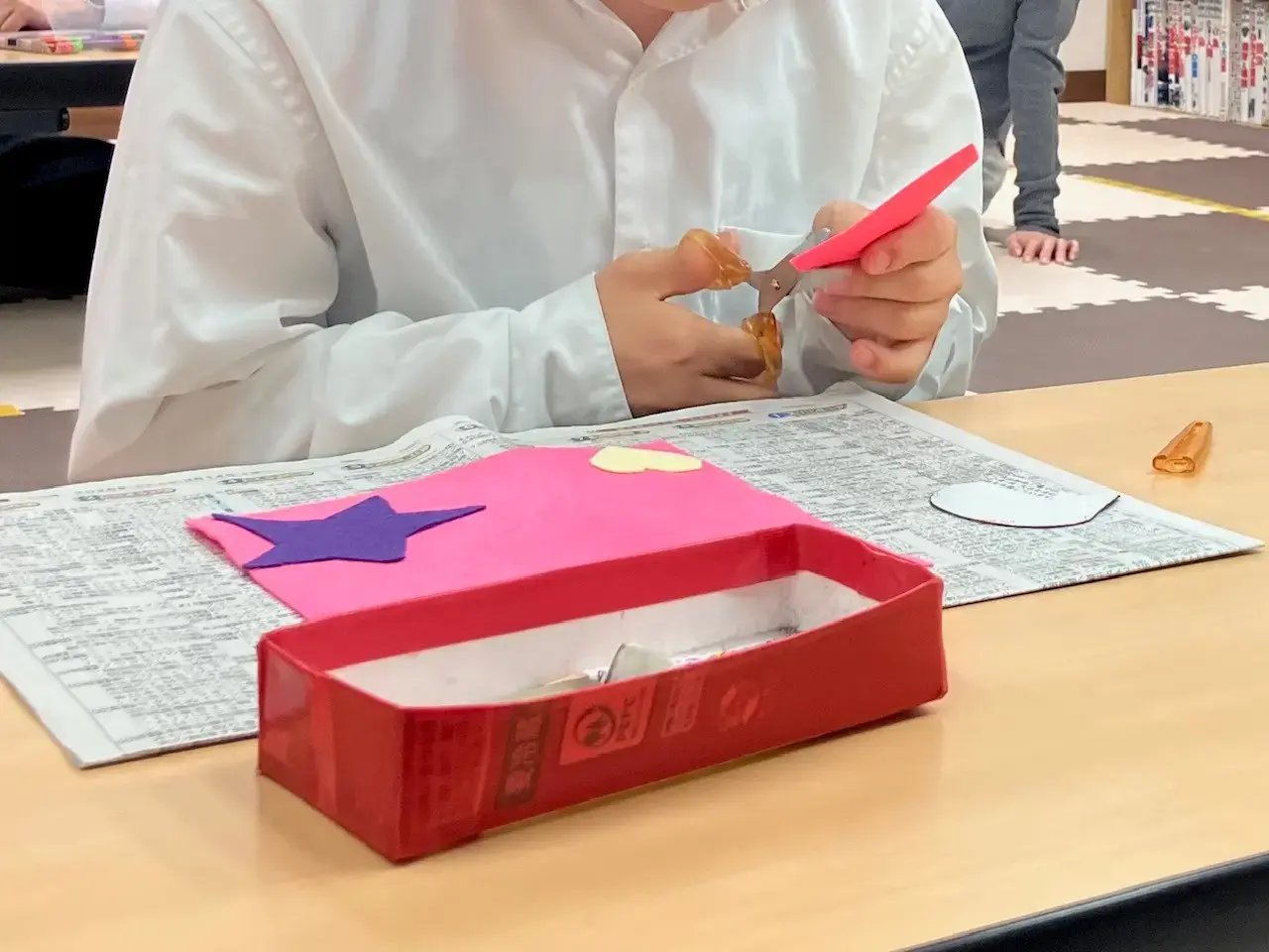 シールフェルトを切る子ども①