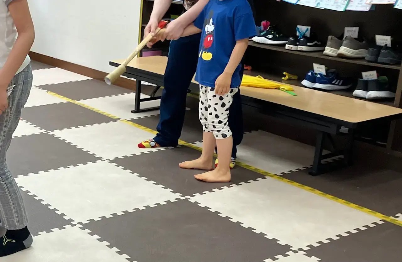 新聞紙ホッケーをするお子様の様子③