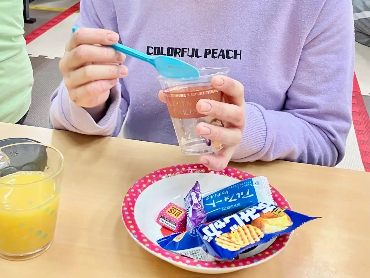 オリジナルパフェを食べる子ども1