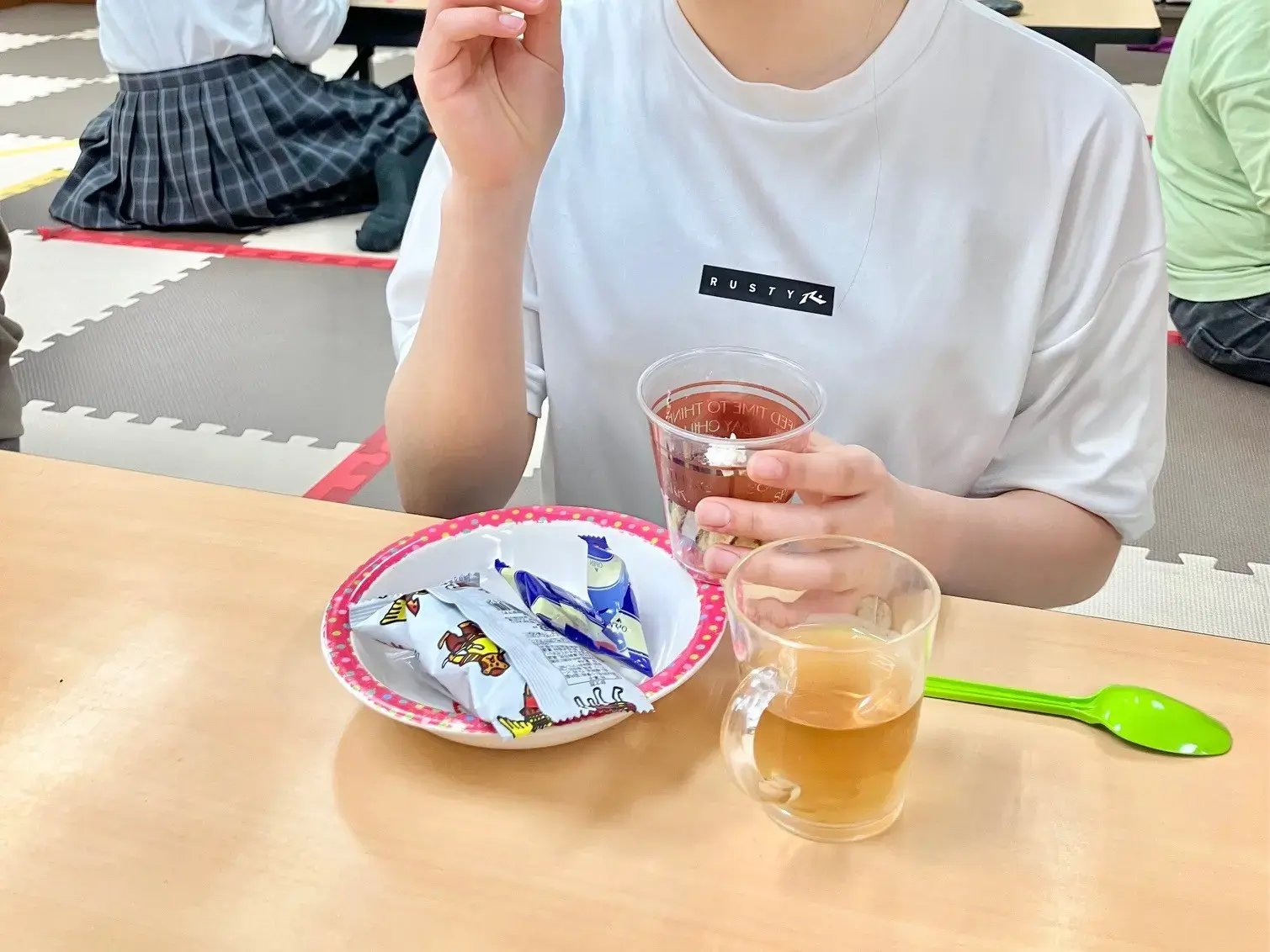 オリジナルパフェを食べる子ども2