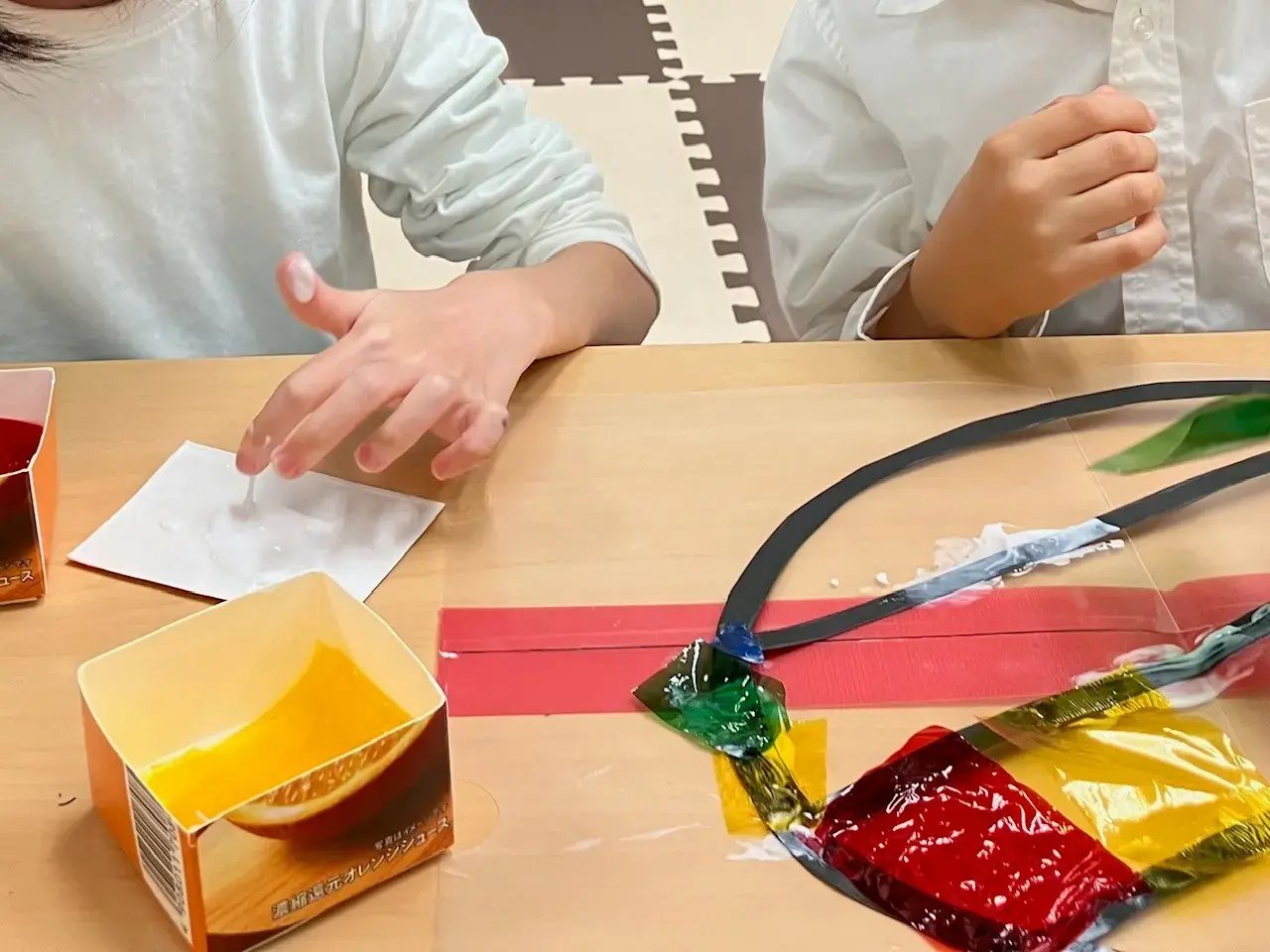 カラーセロハンを貼り付けているお子様①