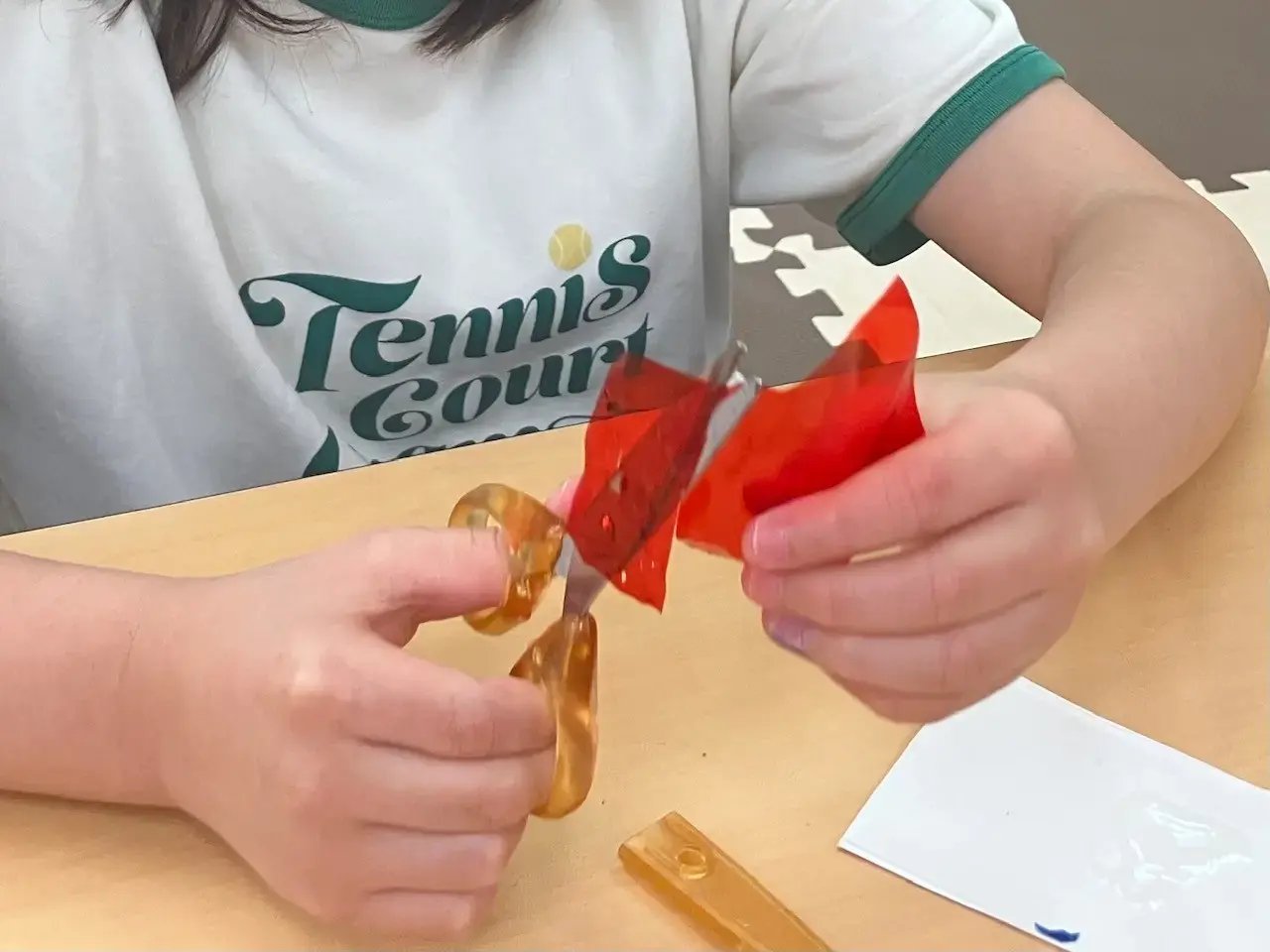 カラーセロハンを切っているお子様①