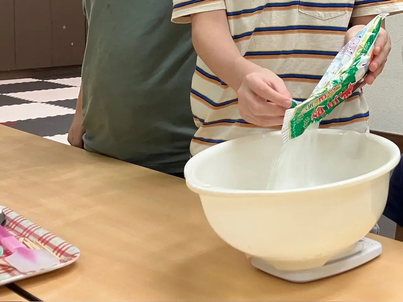 白玉粉を計量するお子様