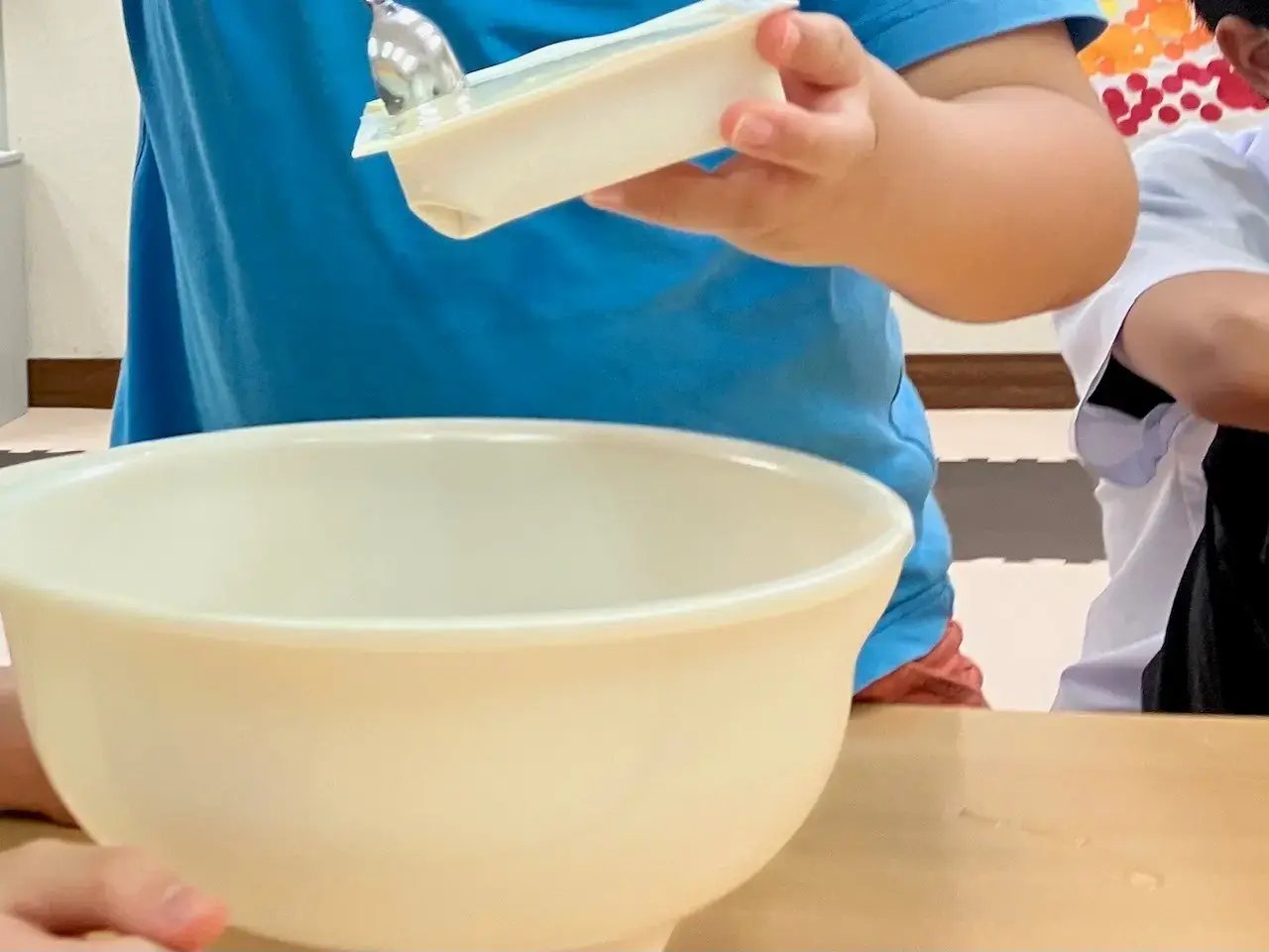 豆腐を計量するお子様