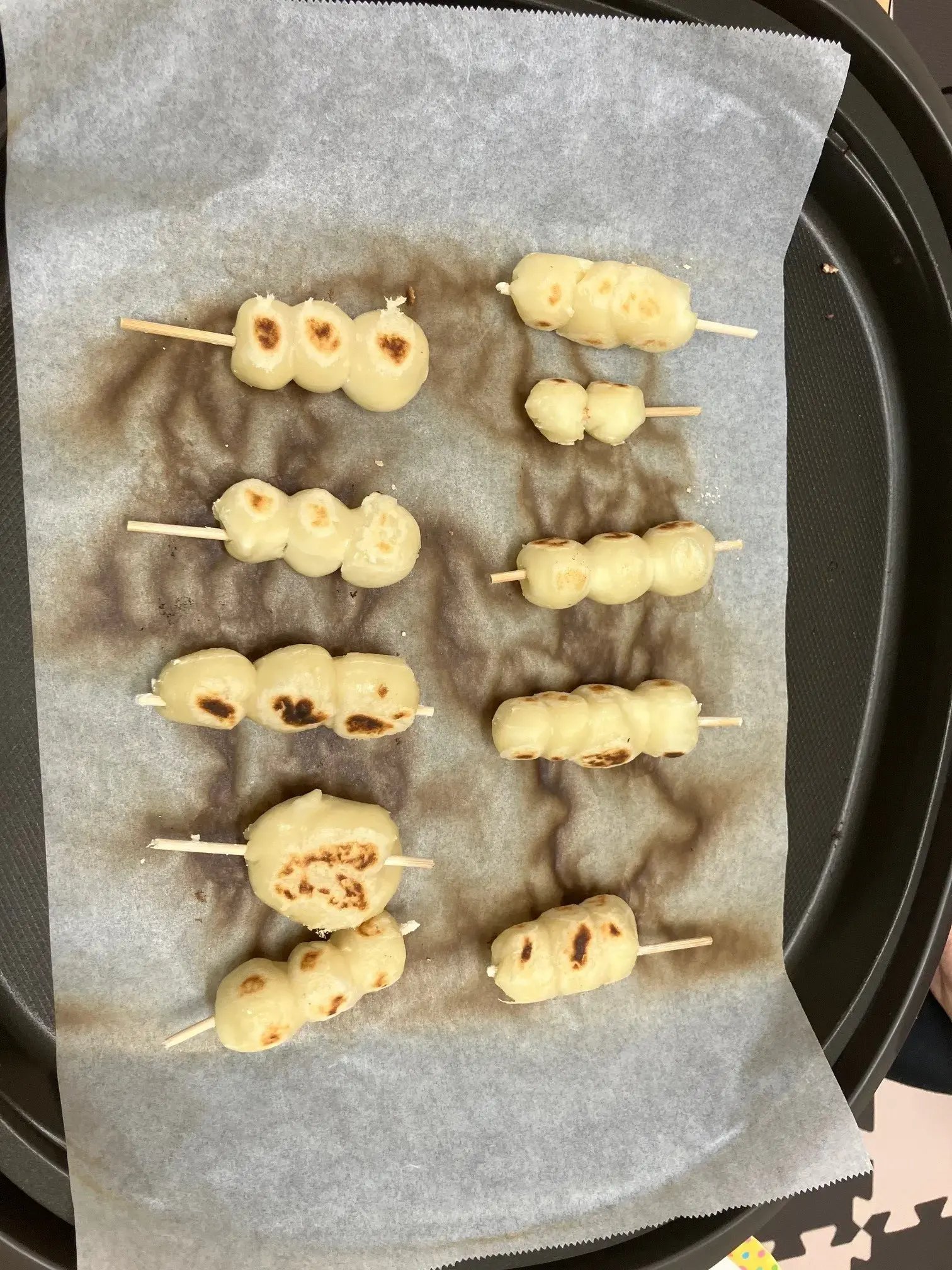 お団子を焼いている様子