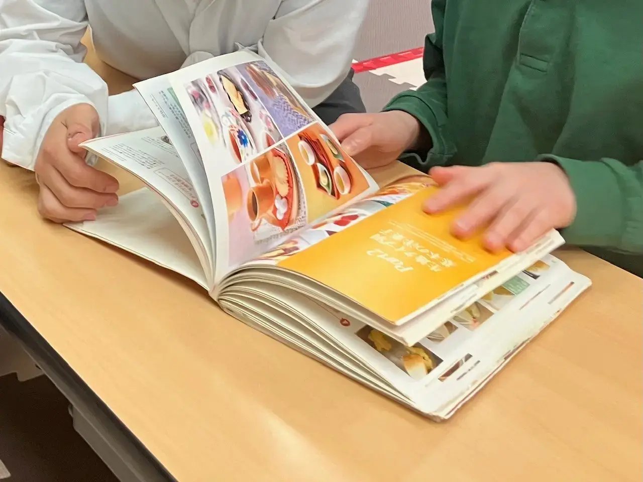 作るおやつを決めている子ども②