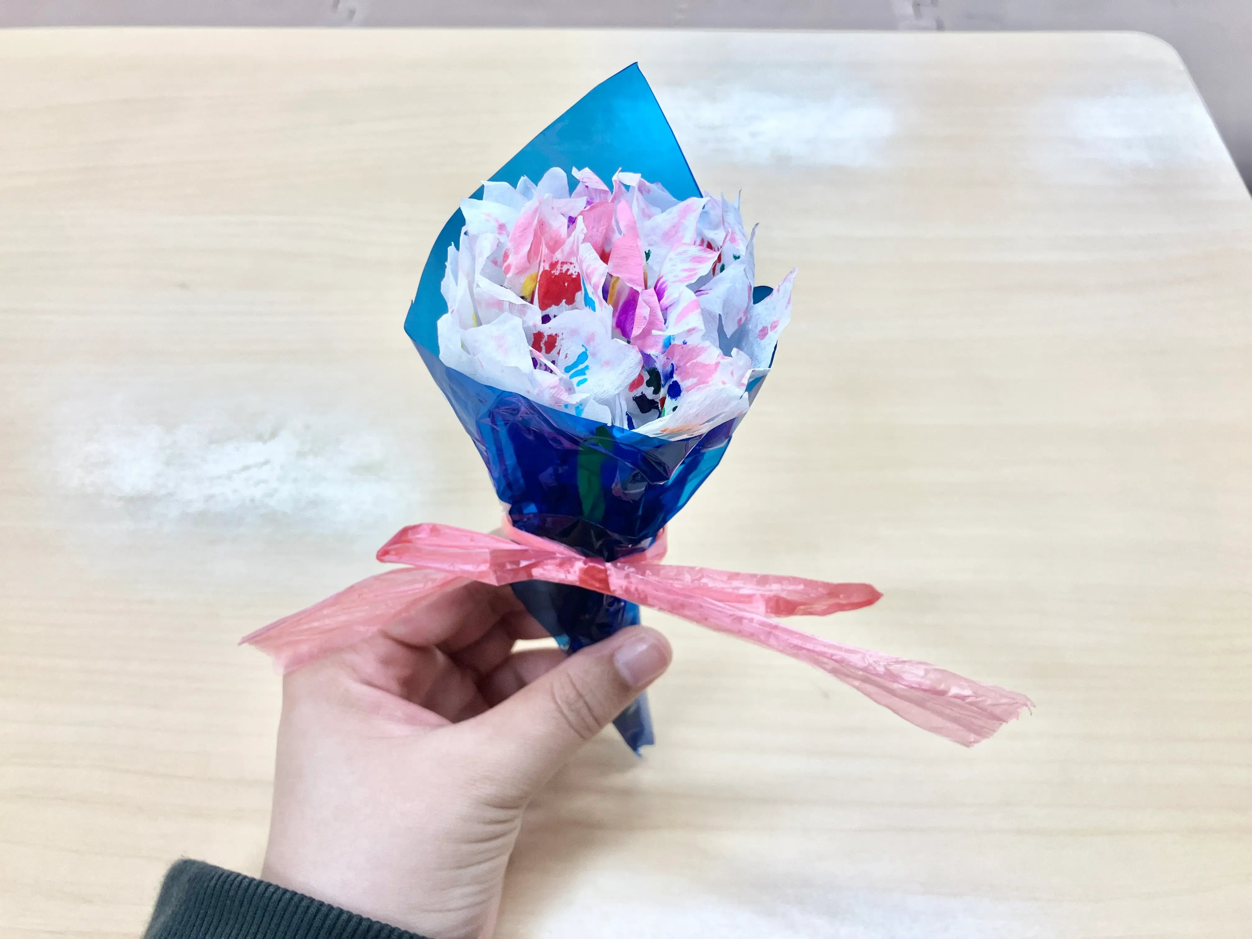 ペーパーフラワーを作る子ども６