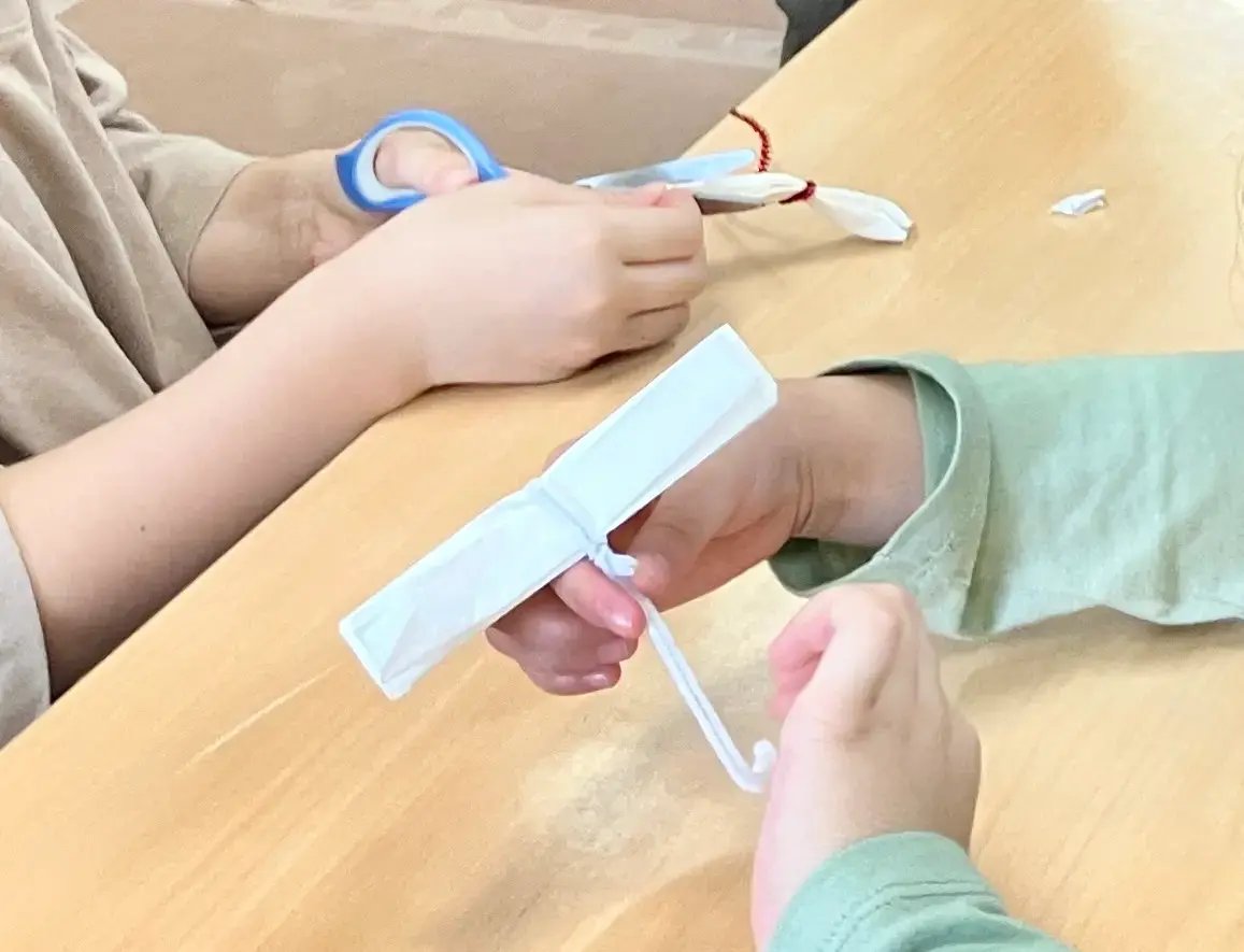 ペーパーフラワーを作る子ども１