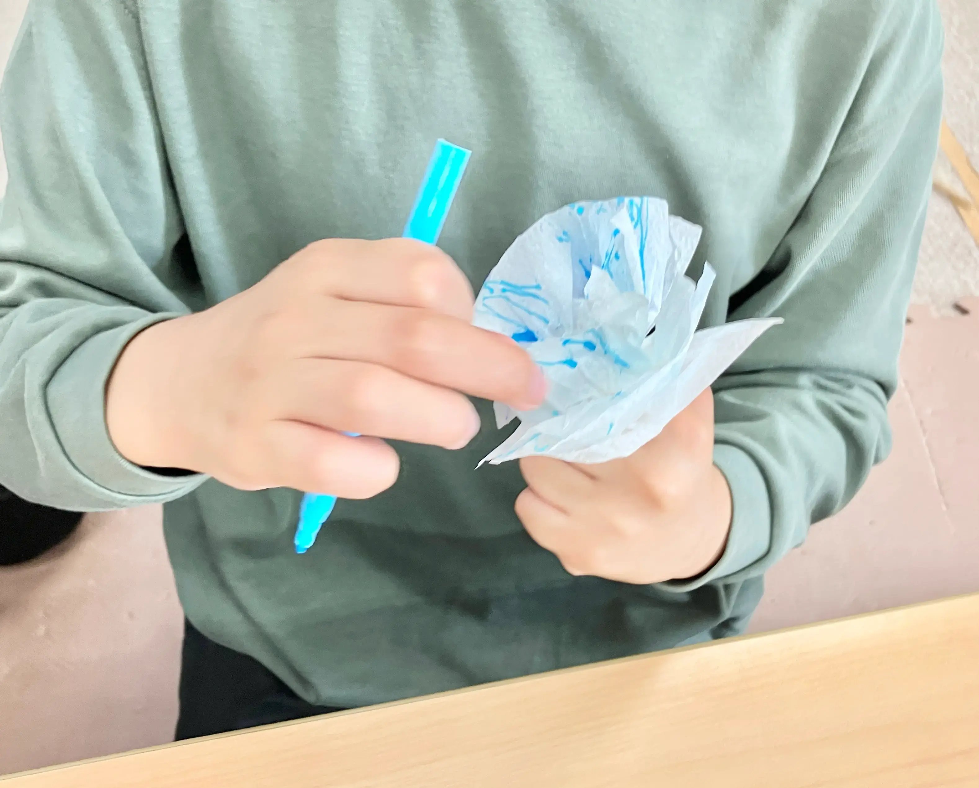 ペーパーフラワーを作る子ども３