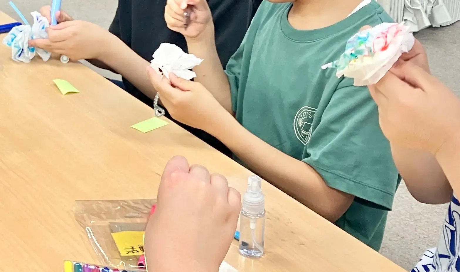 ペーパーフラワーを作る子ども２
