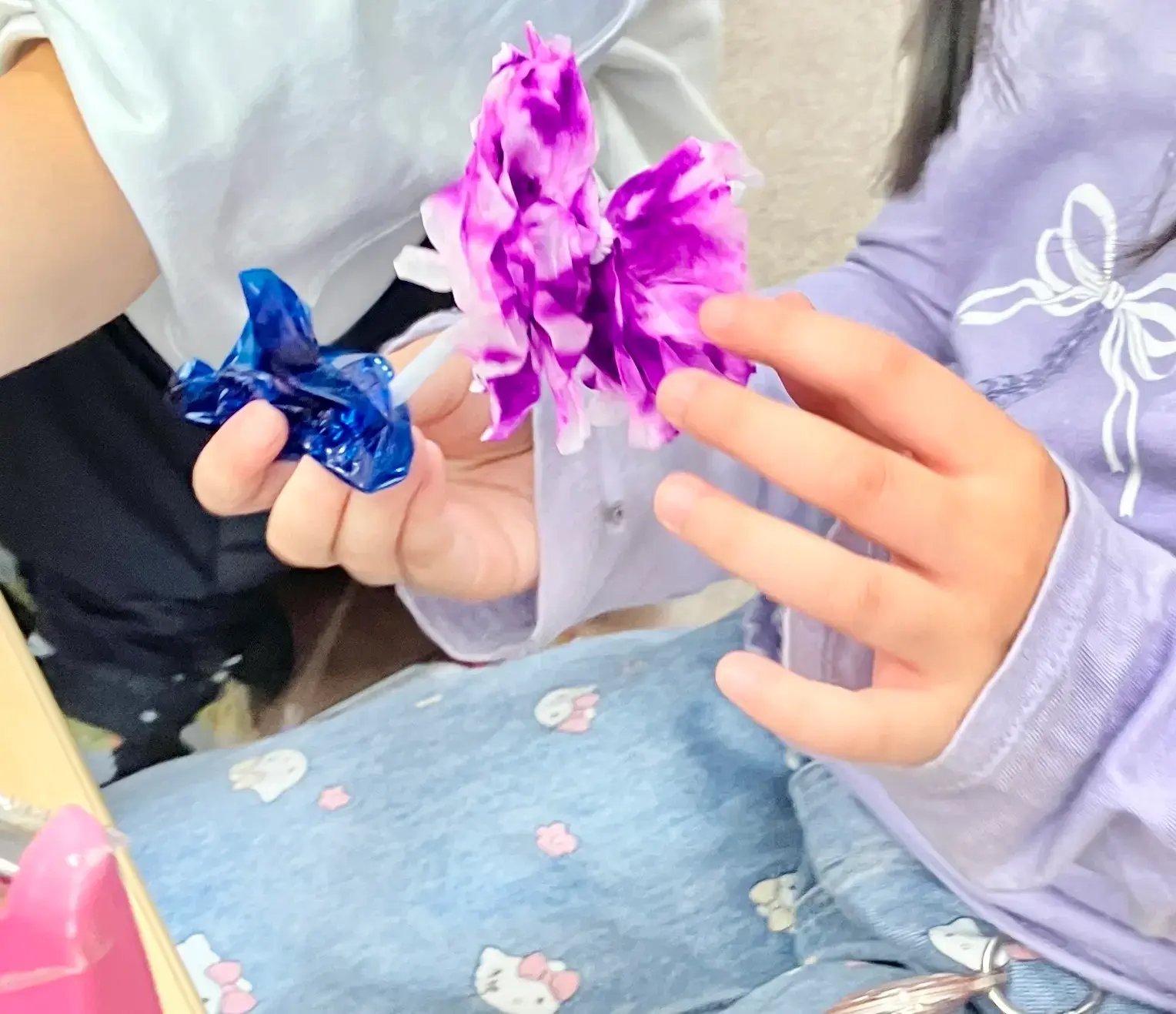 ペーパーフラワーを作る子ども５