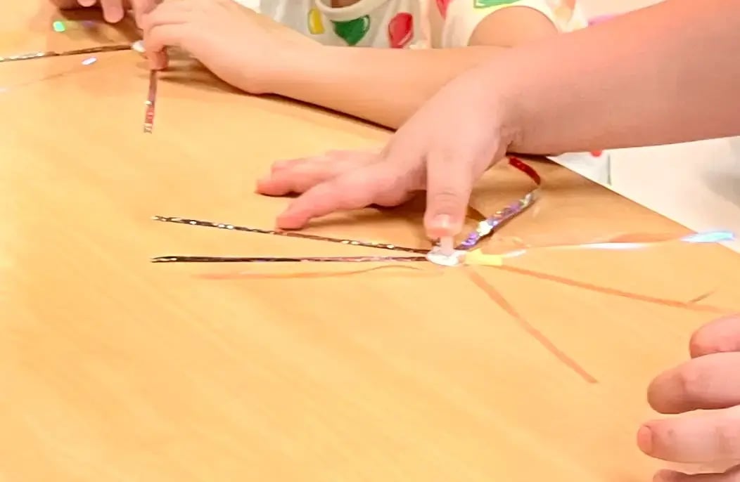 ぼんぼりをつくる子ども１