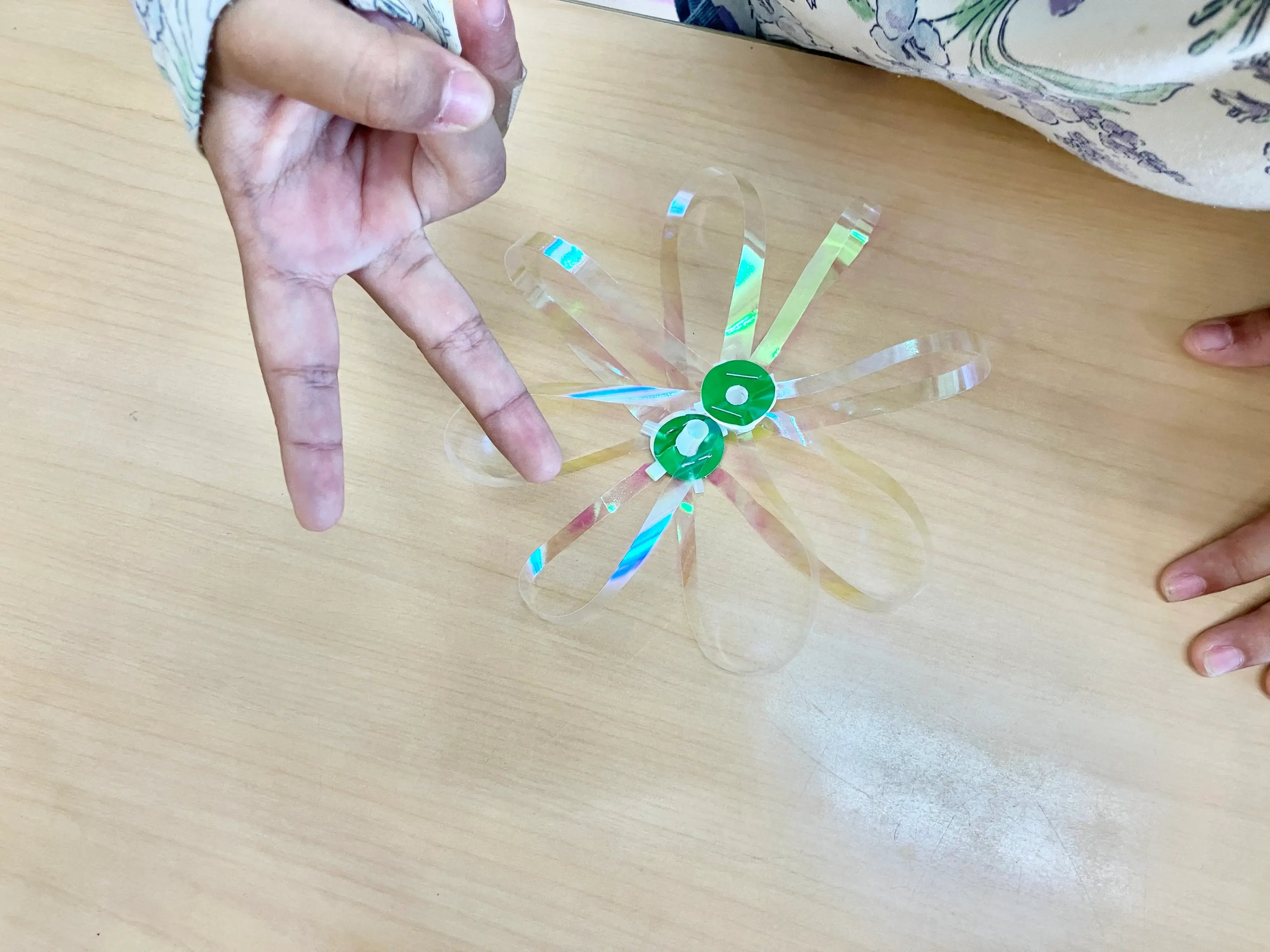 ぼんぼりを作る子ども２