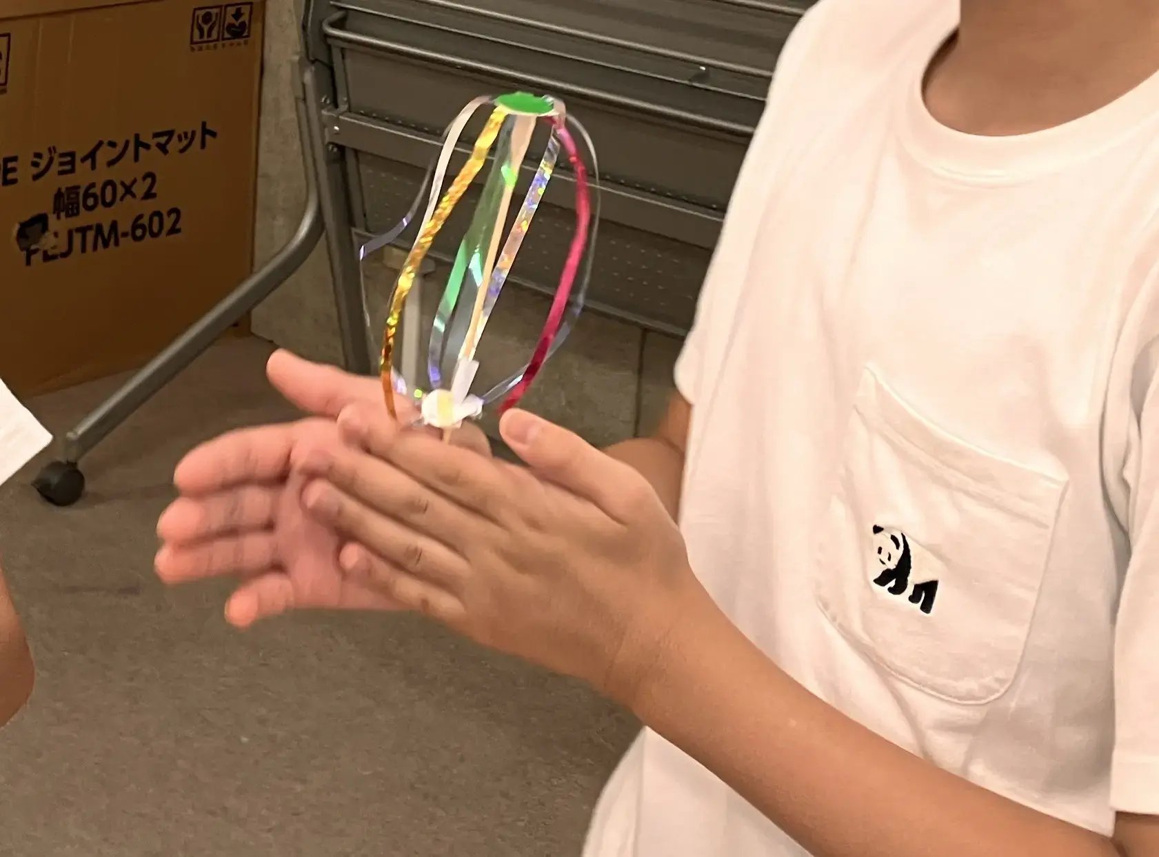 ぼんぼりを作る子ども４