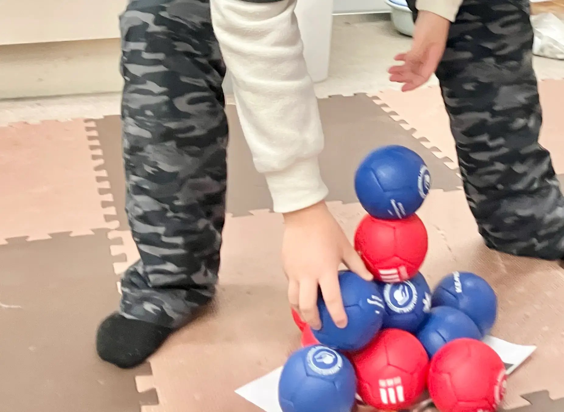 ボッチャをする子ども１