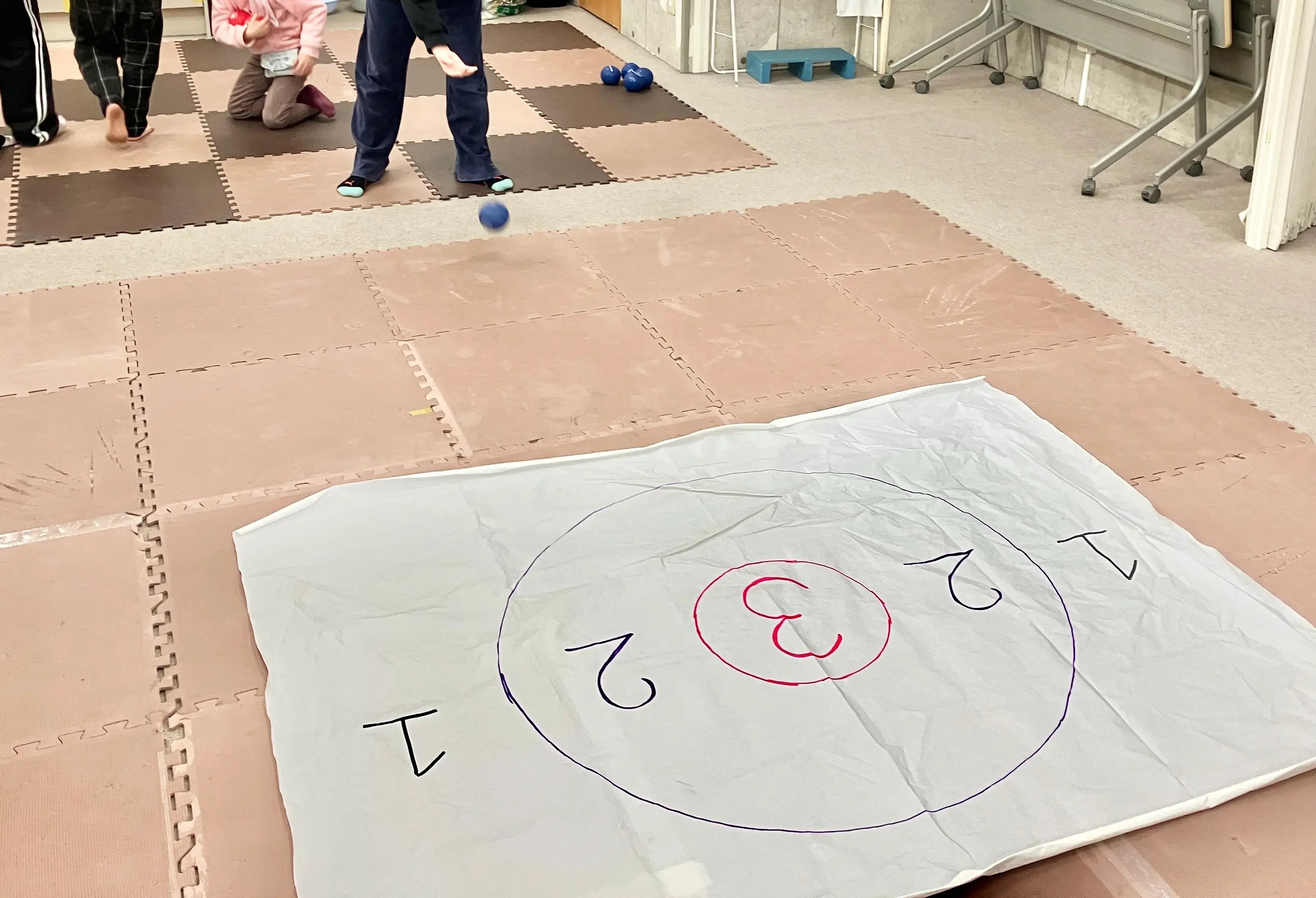 ボッチャをする子ども２