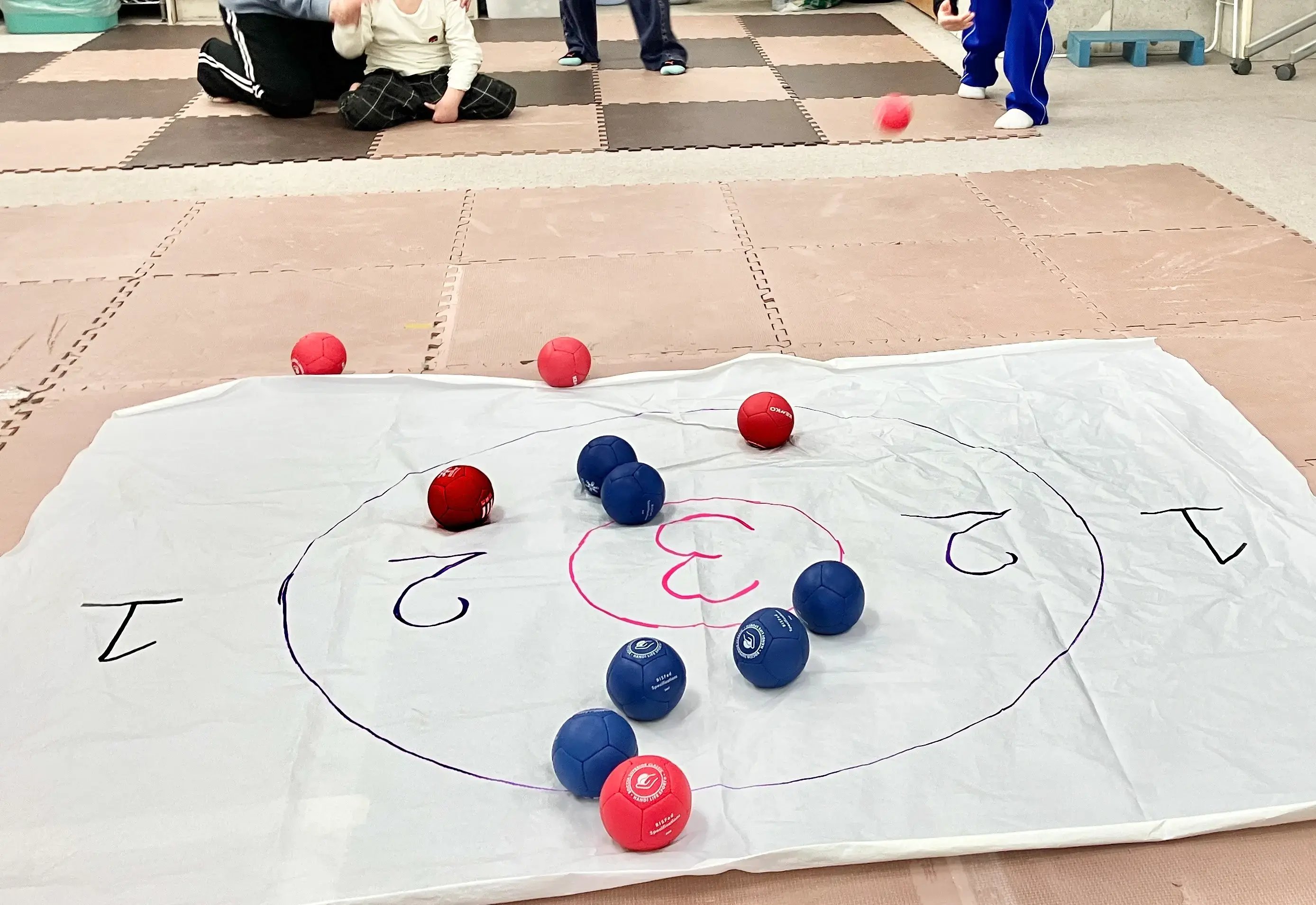 ボッチャをする子ども３