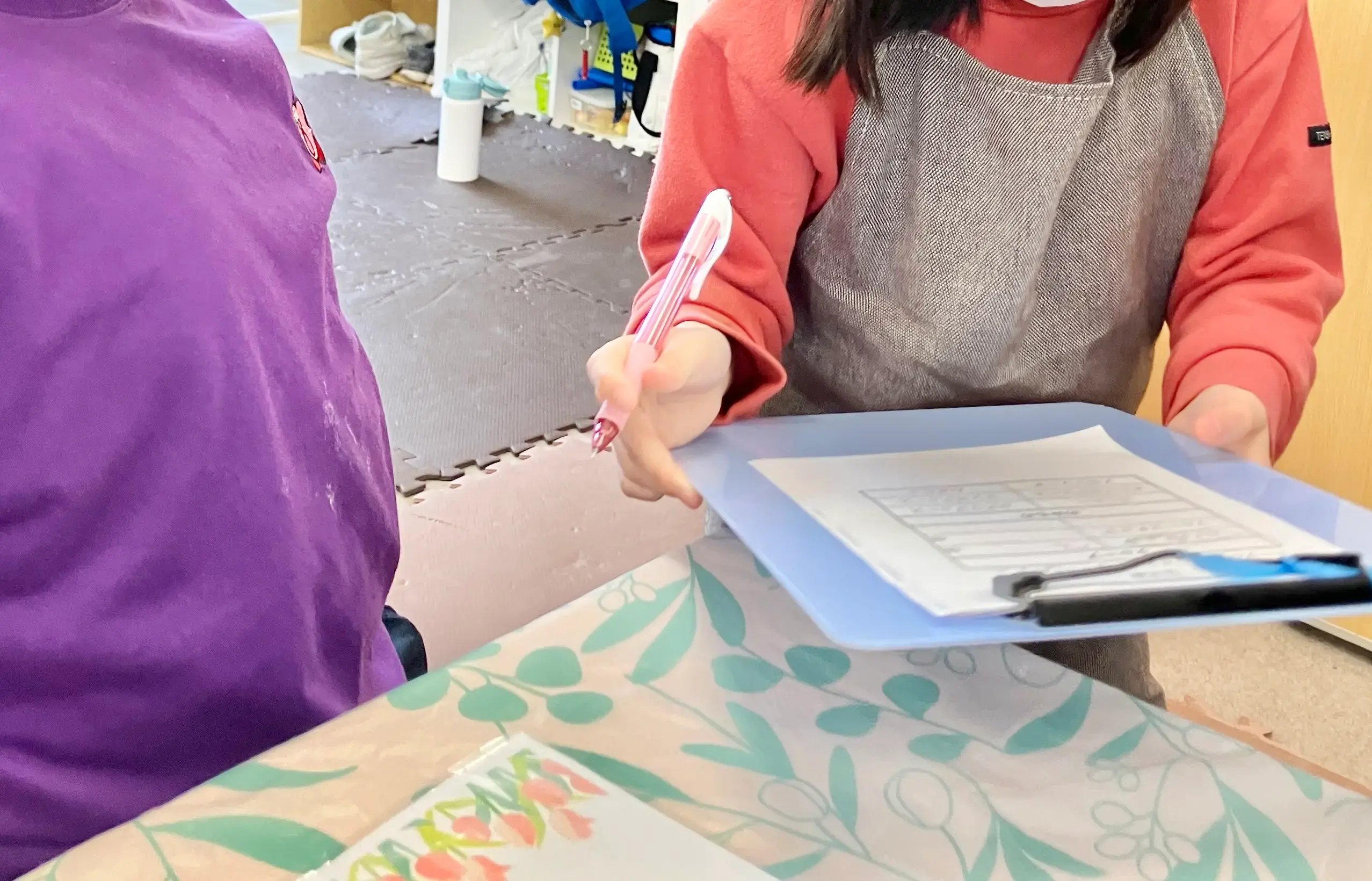 接客をする子ども２