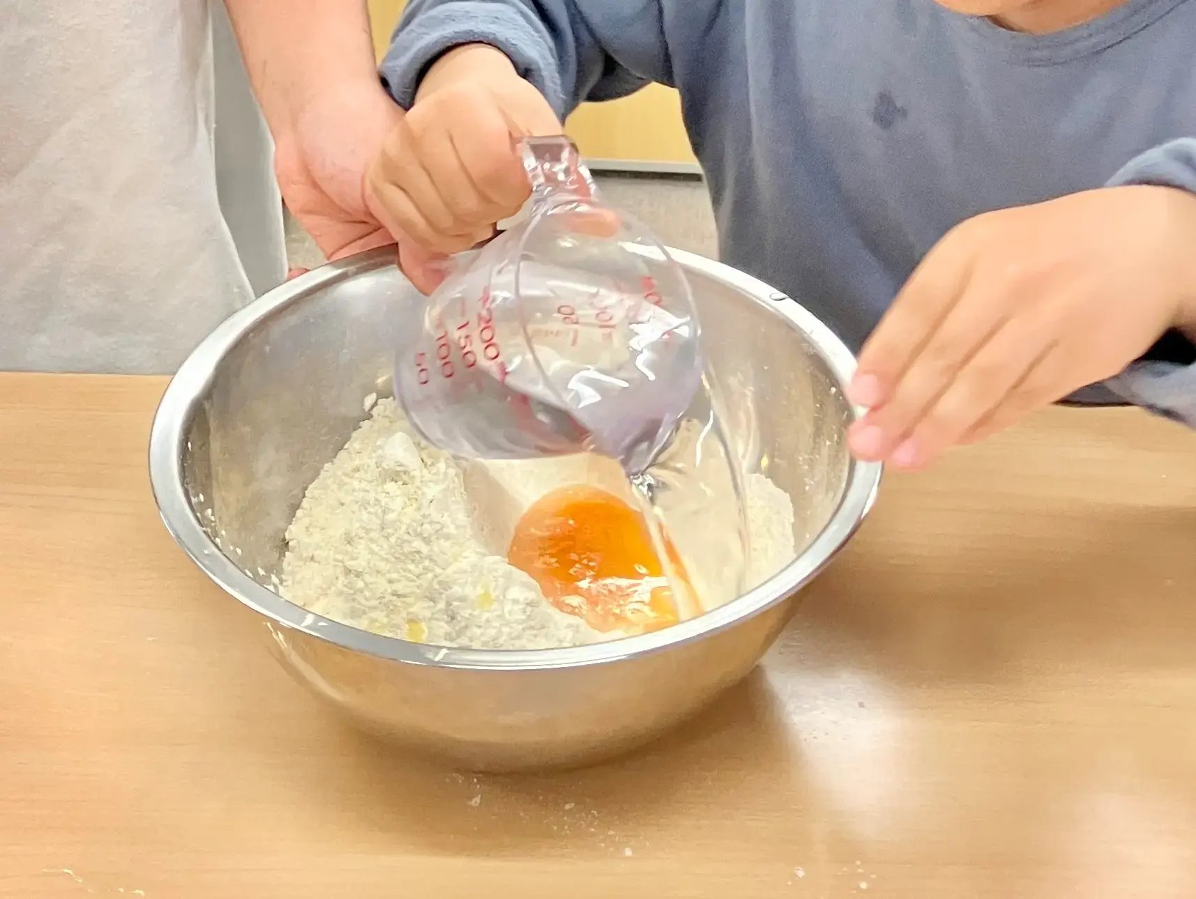 クレープを作る子ども２