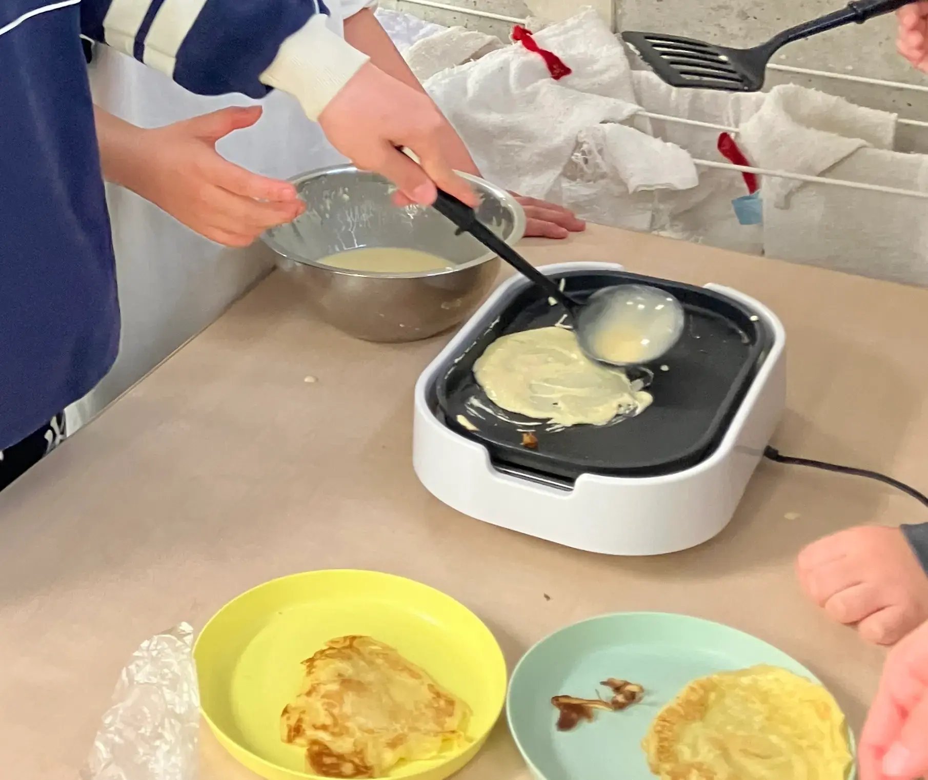 クレープを作る子ども４