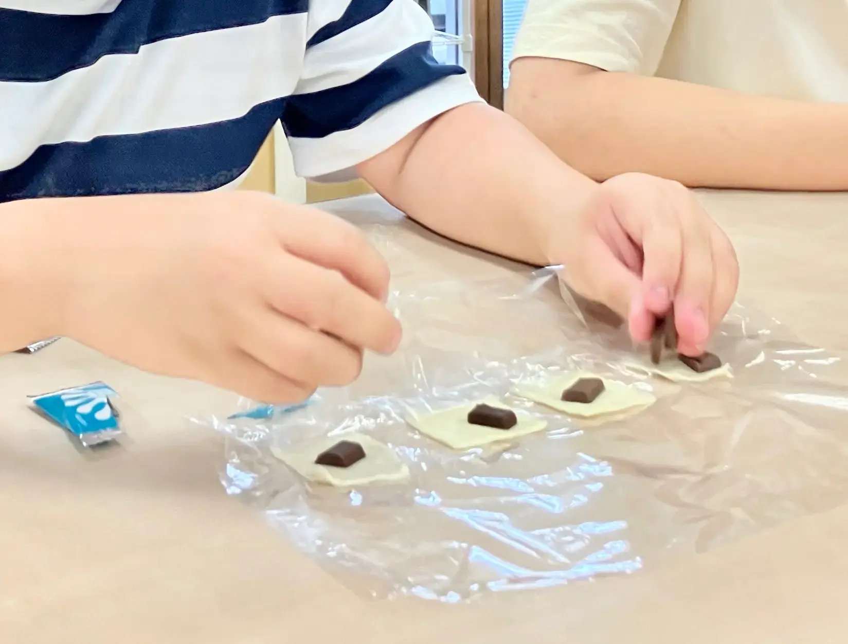 チョコパイを作る子ども２