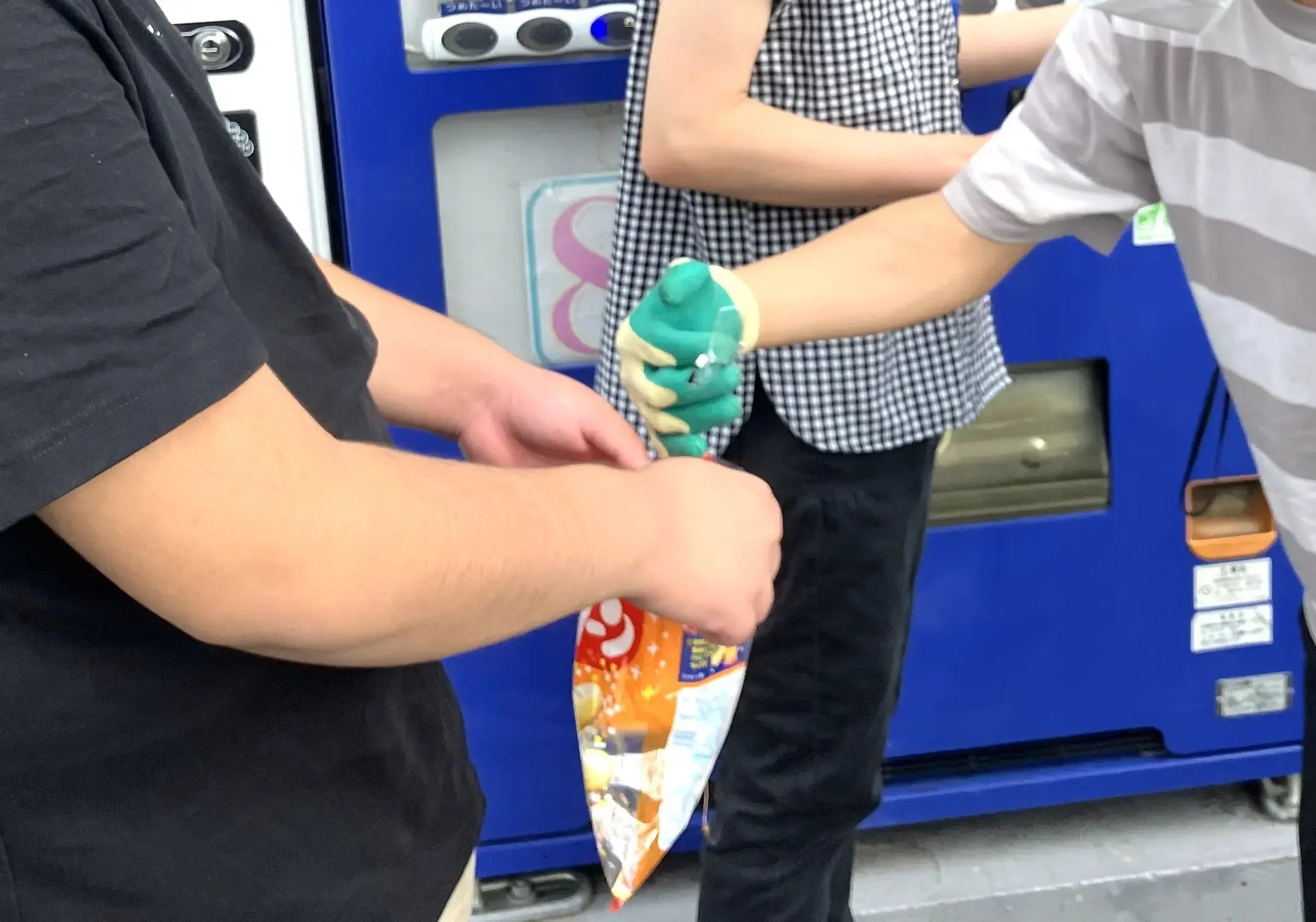 ごみを拾う子ども３