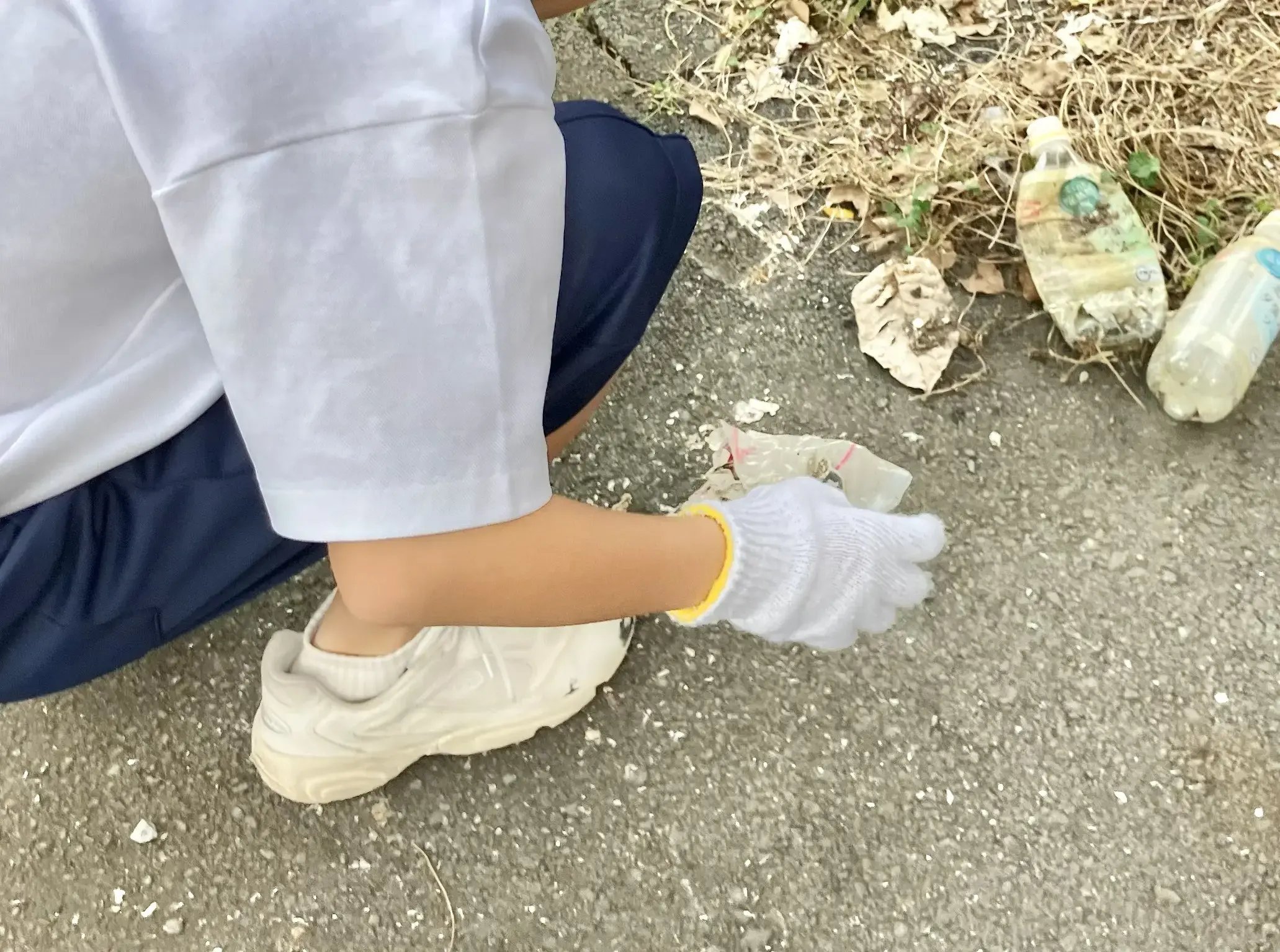 ごみを拾う子ども２
