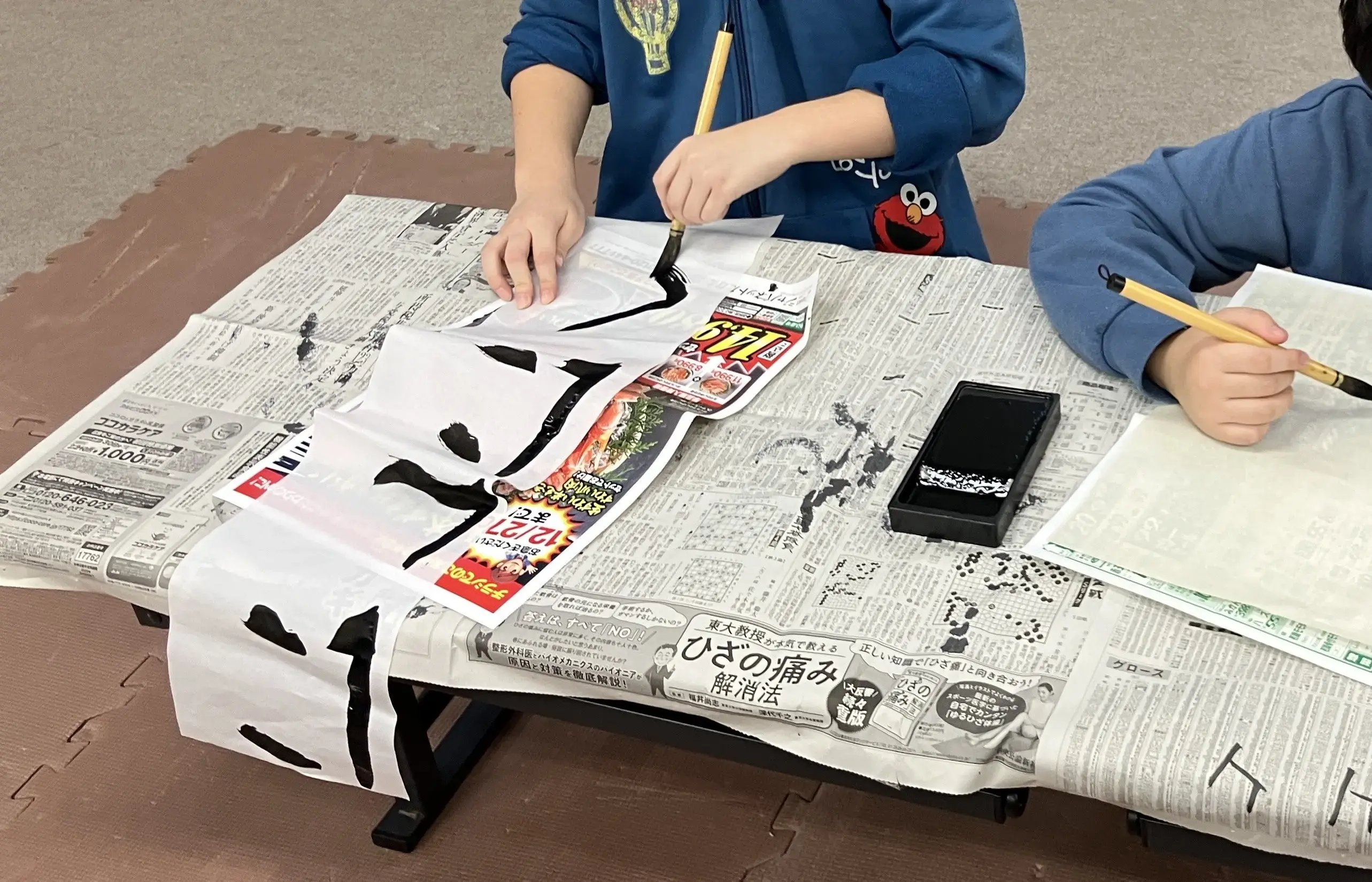 書き初めをする子ども３