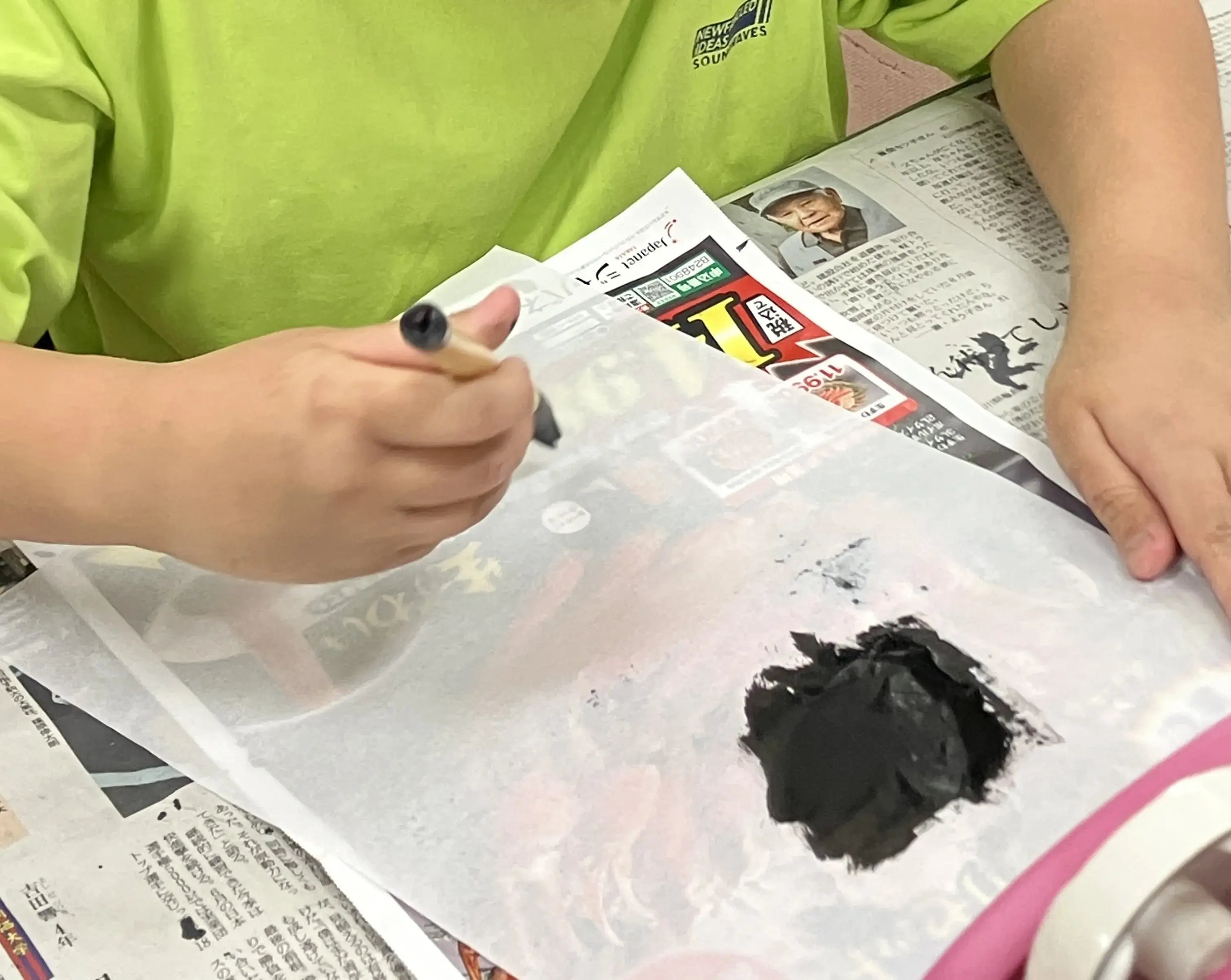 書き初めをする子ども２