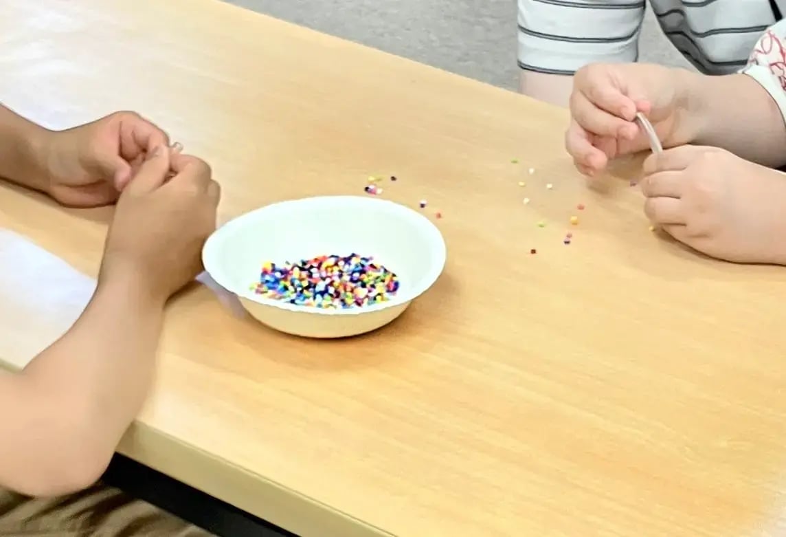 傘マーカーを作る子ども１