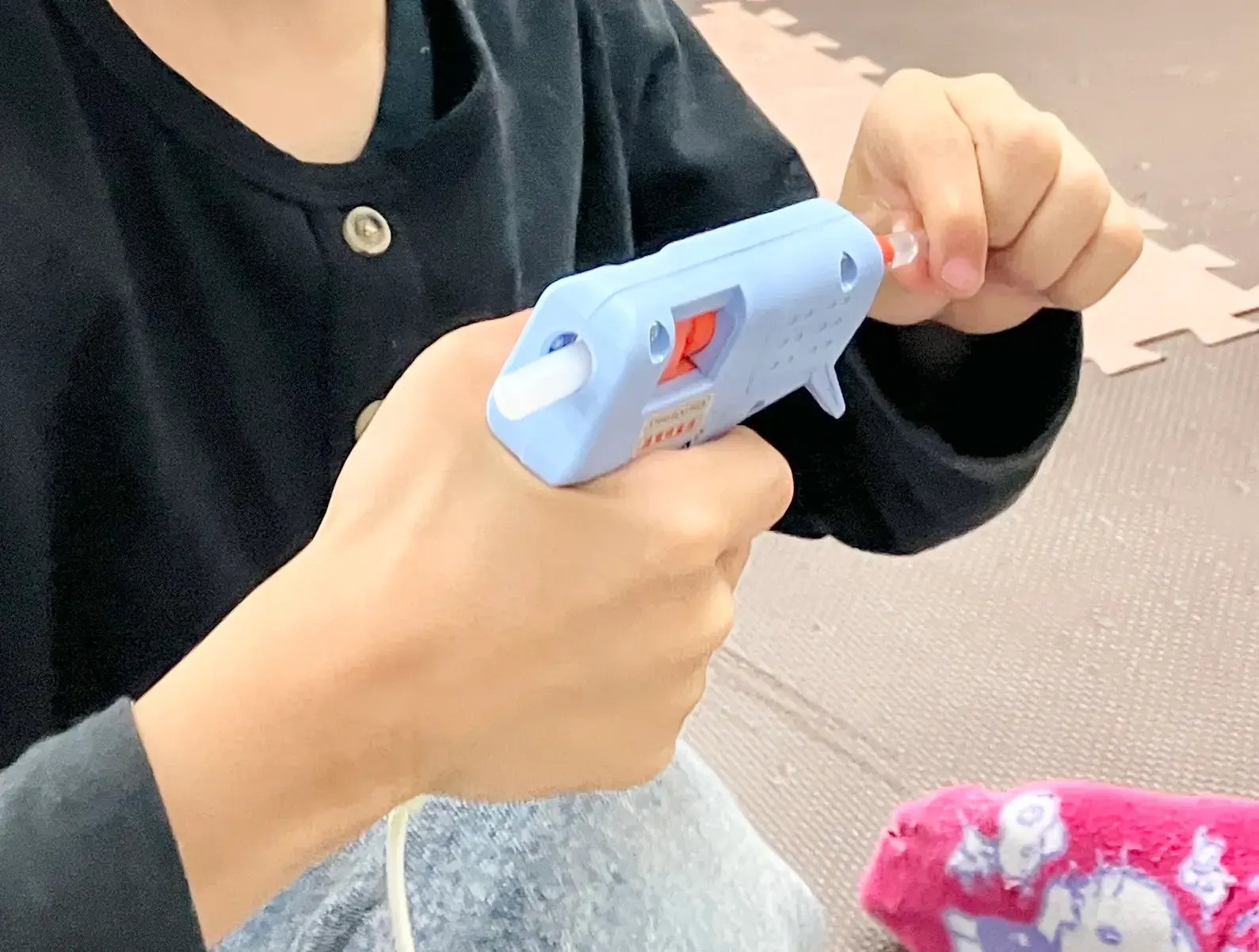 傘マーカーを作る子ども４