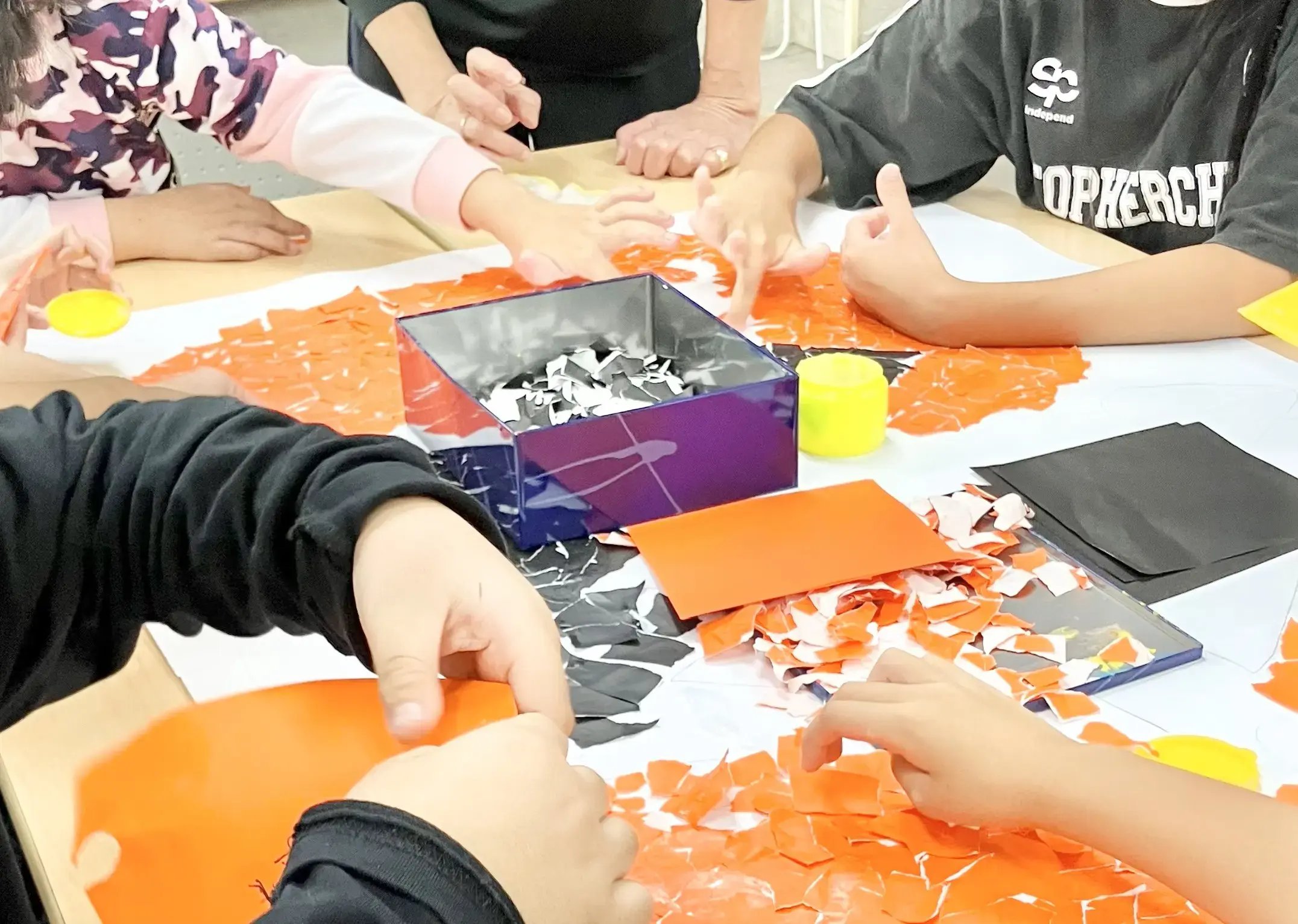 ハロウィン飾りを作る子ども３